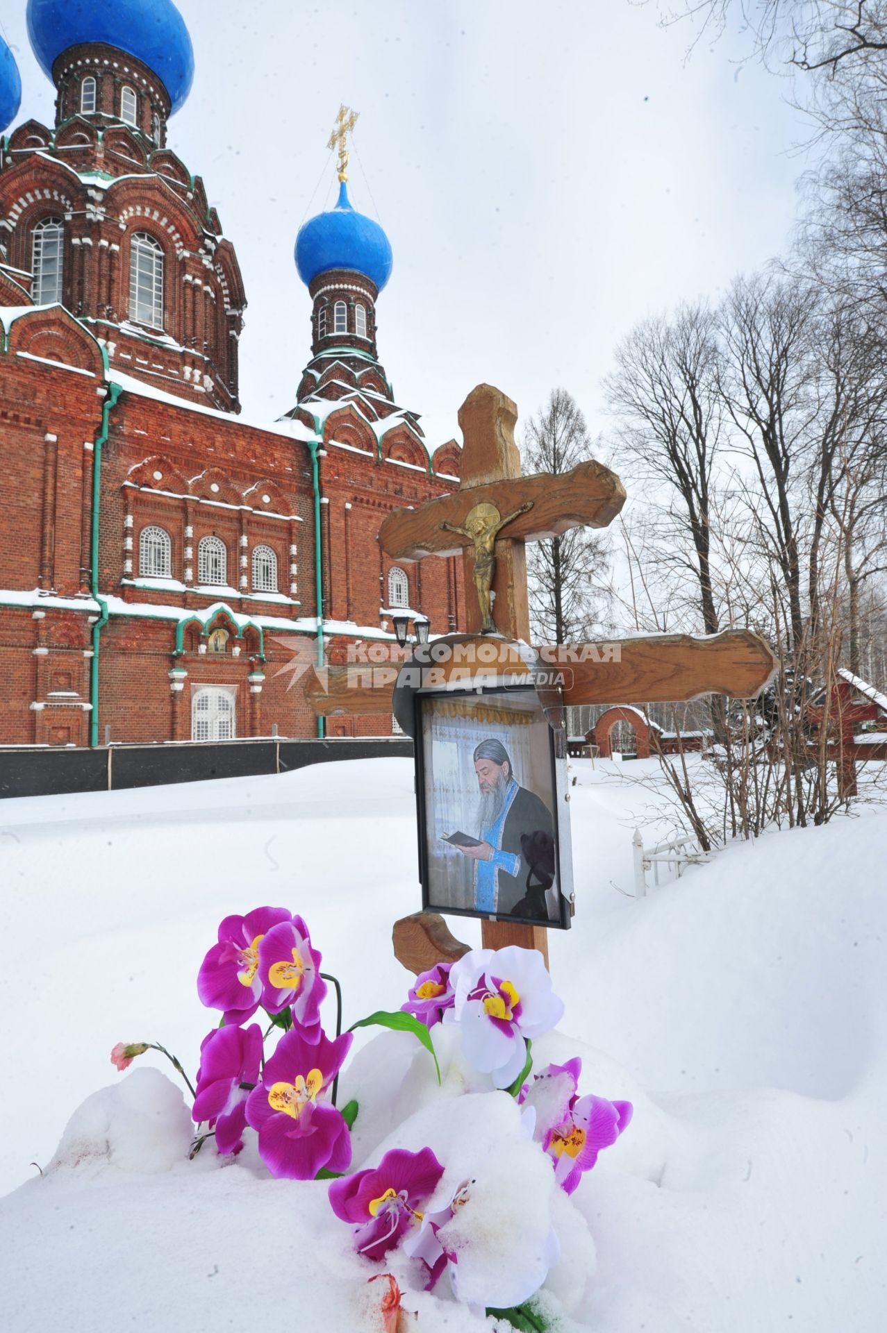 Поселок Черкизово. Храм Покрова пресвятые Богородицы, чудотворца Николая и преподобного Сергия. На снимке: могила протоиерея Вчеслава Резникова, крестившего Бориса Березовского.