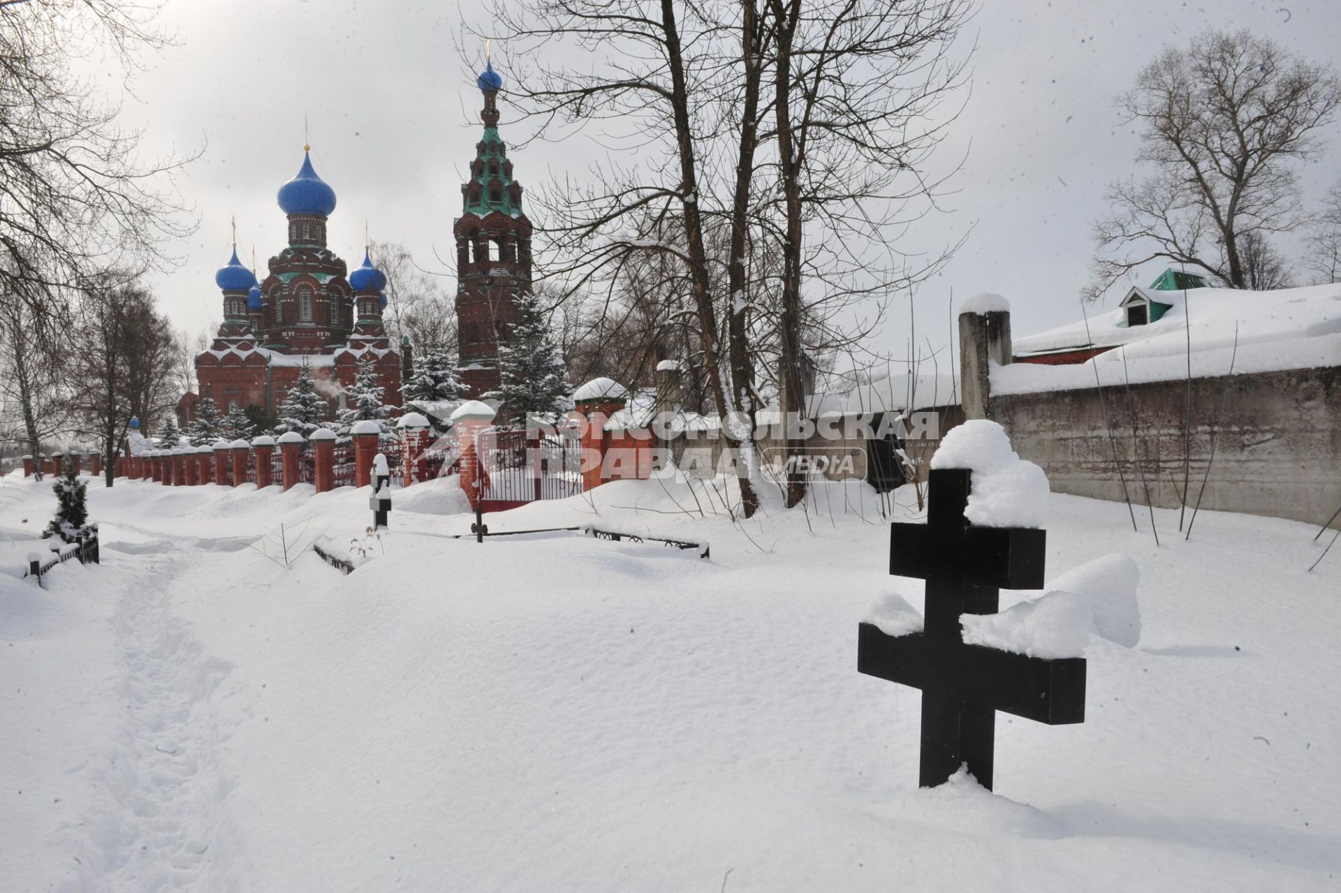 Поселок Черкизово. Храм Покрова пресвятые Богородицы, чудотворца Николая и преподобного Сергия. Кладбище.