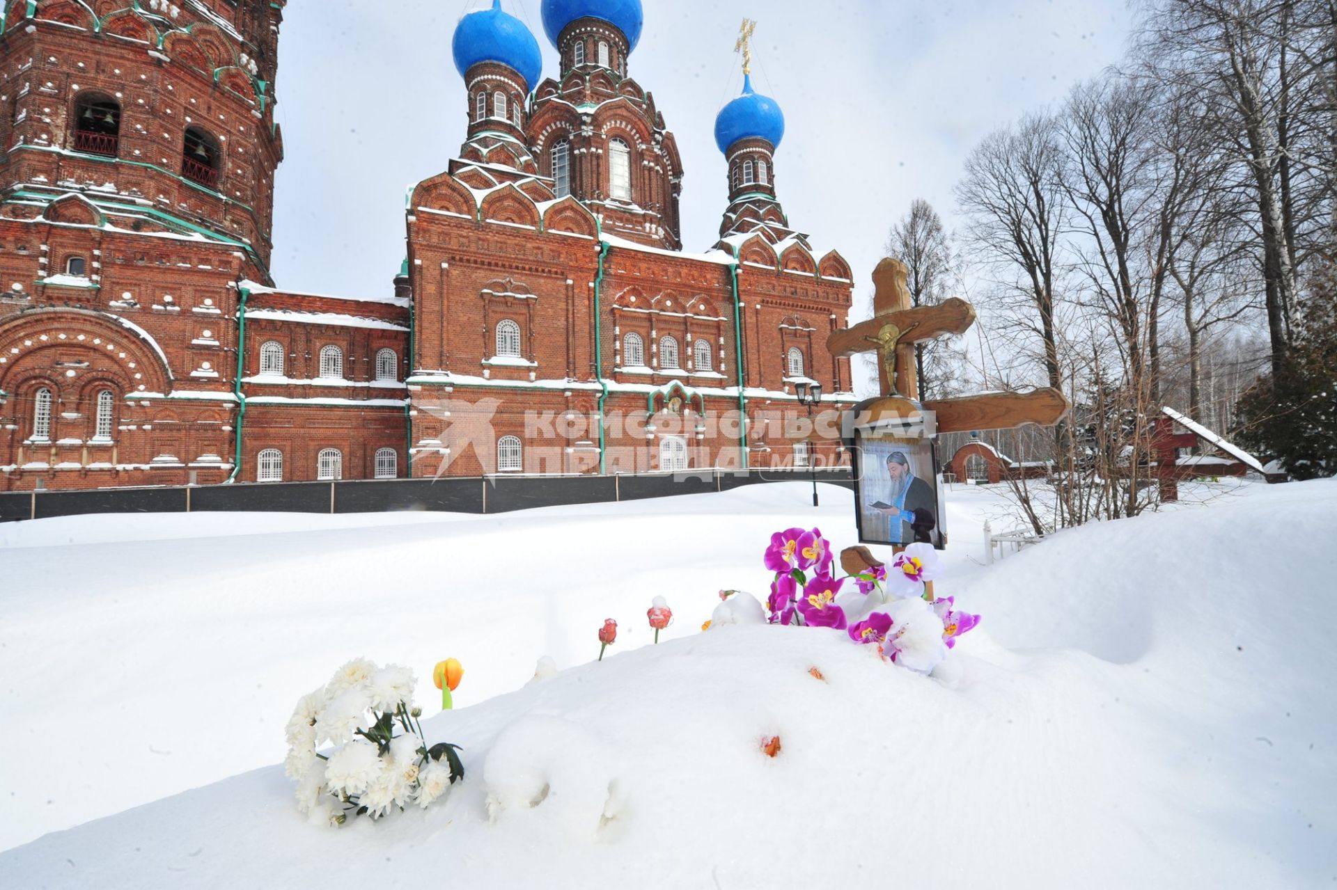 Поселок Черкизово. Храм Покрова пресвятые Богородицы, чудотворца Николая и преподобного Сергия. На снимке: могила протоиерея Вчеслава Резникова, крестившего Бориса Березовского.