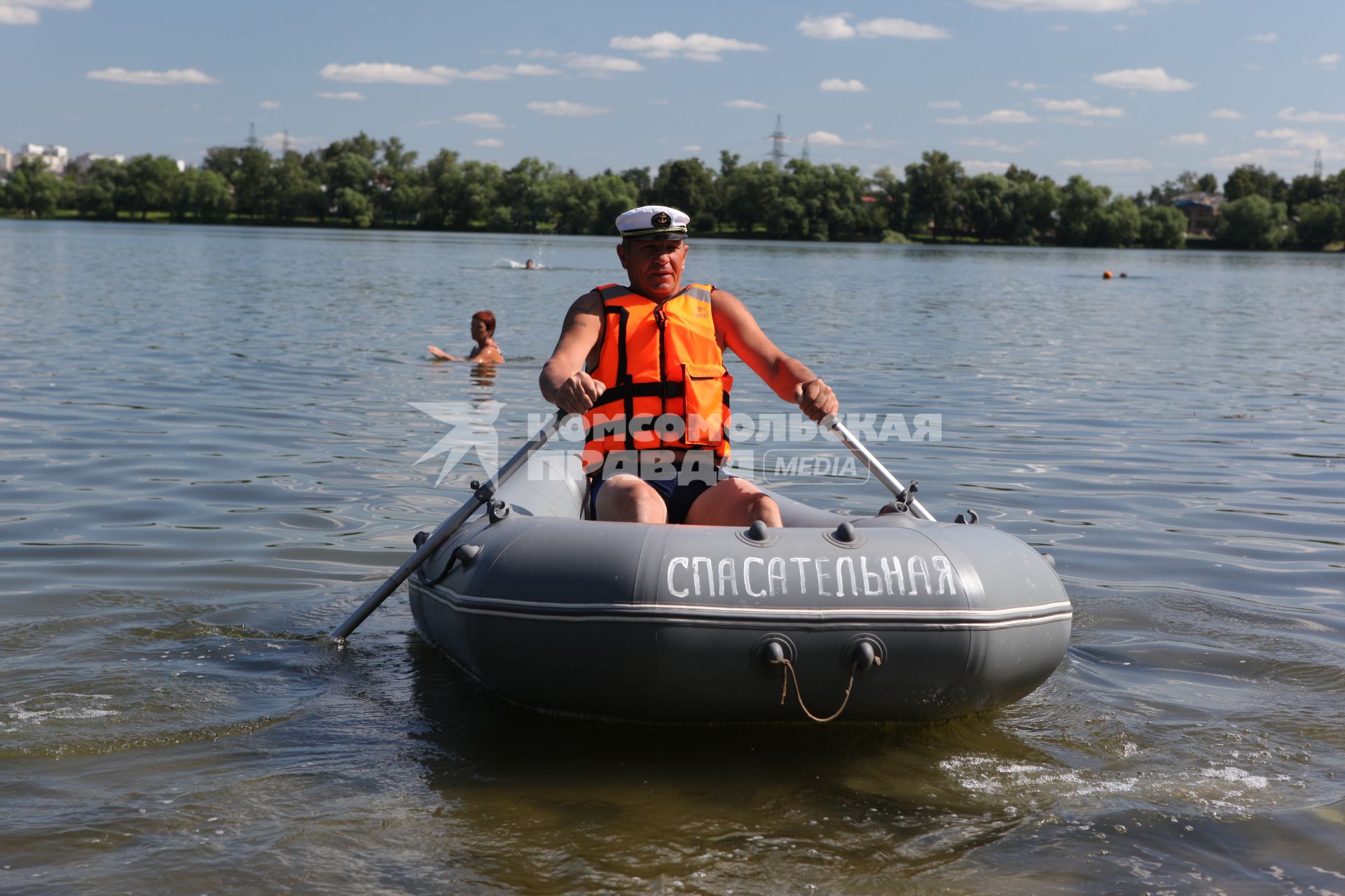 Отдых на воде. На снимке: спасатель в лодке.