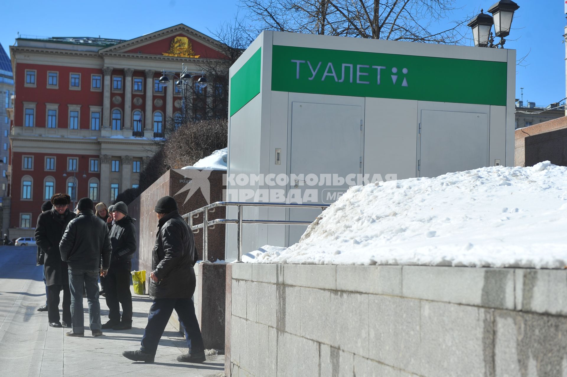 Тверская улица. Утепленные туалетные кабины.