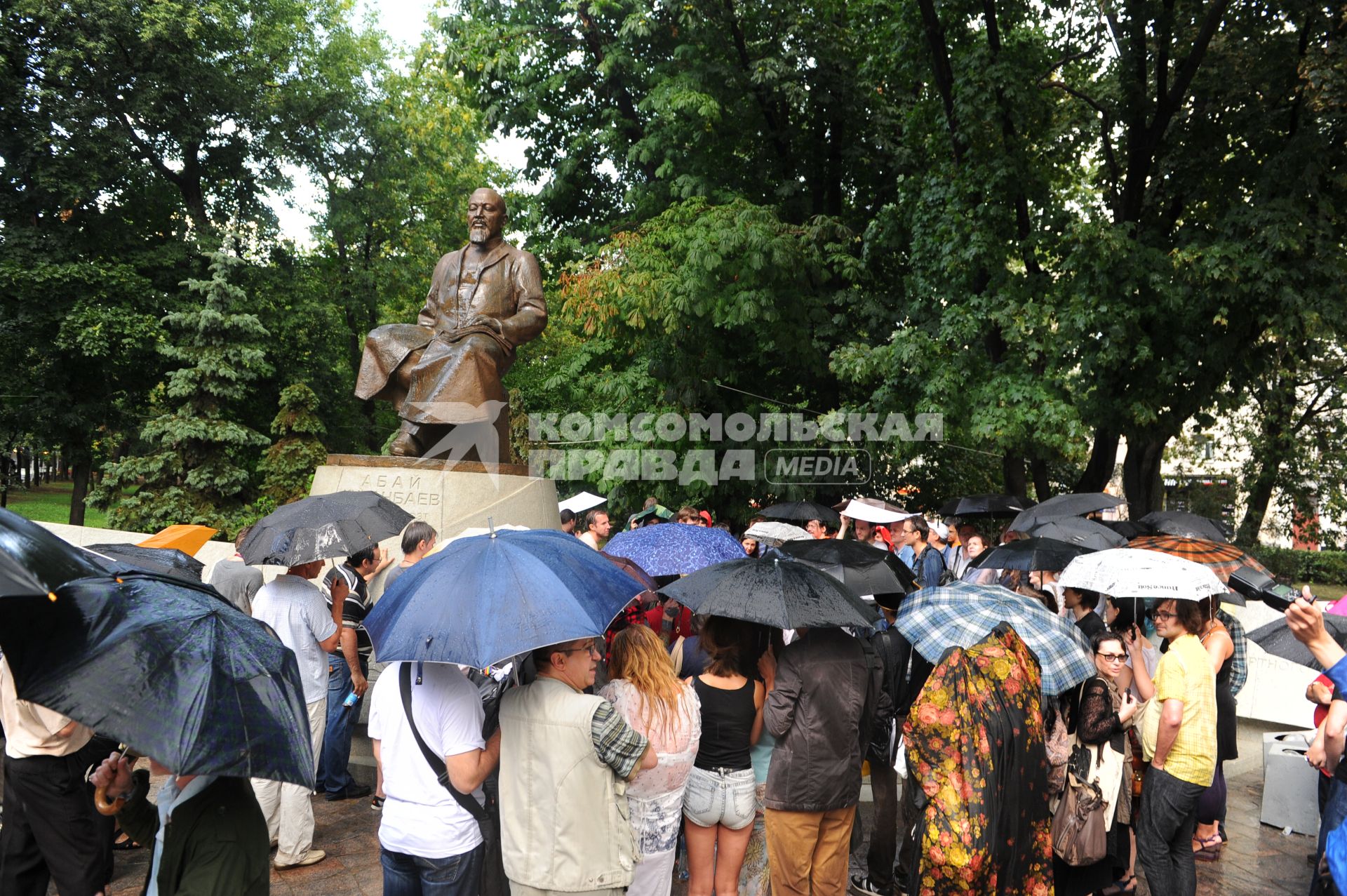 Чистопрудный бульвар. Празднование 167-летия со дня рождения казахского поэта Абая Кунанбаева. На снимке: люди с зонтами.