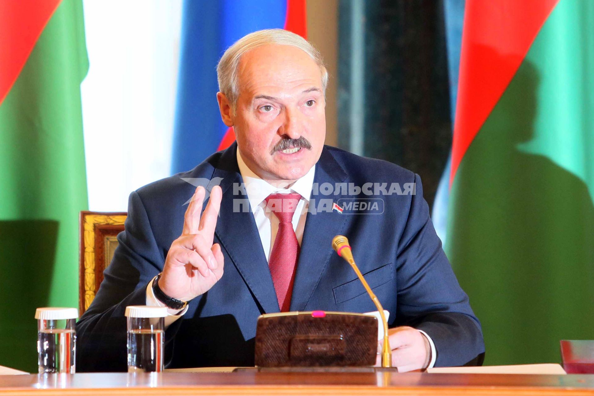Президент республики Белоруссия Александр Лукашенко в Константиновском дворце после подписания совместных документов по итогам заседания Высшего Государственного Совета Союзного государства в Санкт-Петербурге.