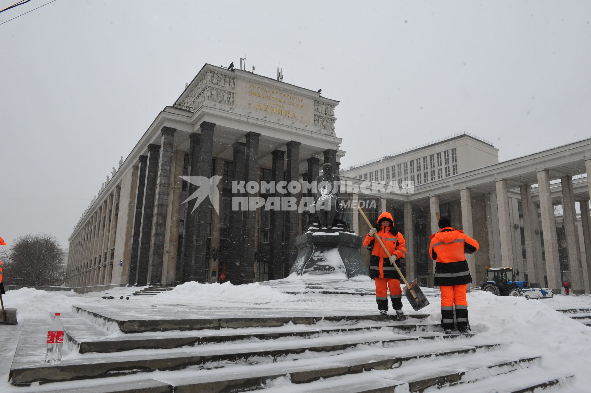 Улица Воздвиженка. На снимке: снегоуборочная техника расчищает снег у здания Российской государственной бибилиотеки (`Ленинка`).