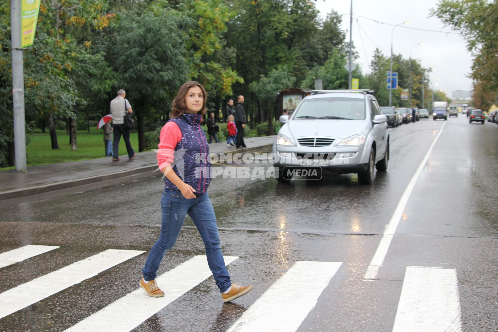 Девушка на пешеходном переходе.