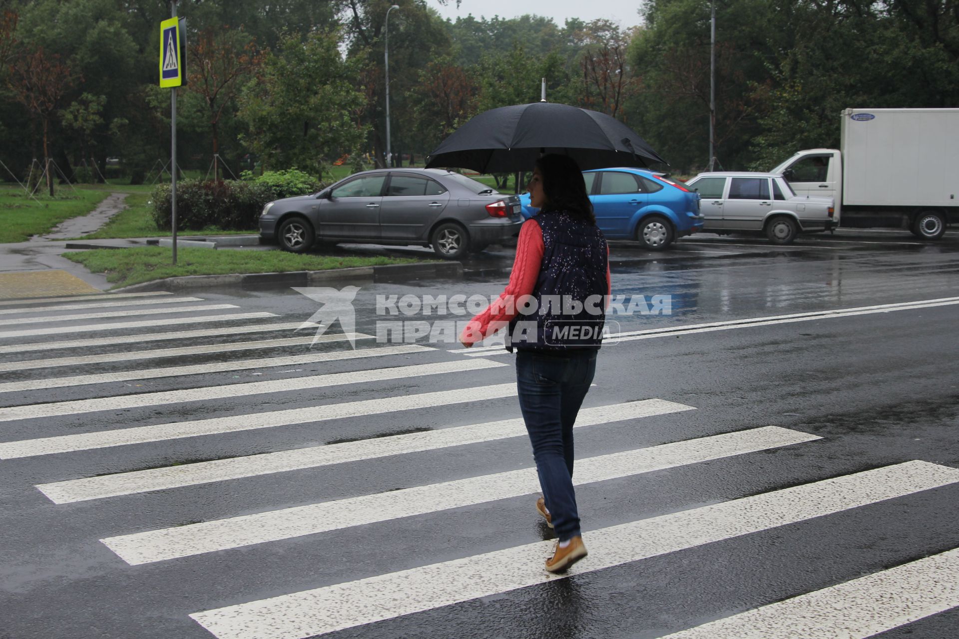 Девушка на пешеходном переходе.