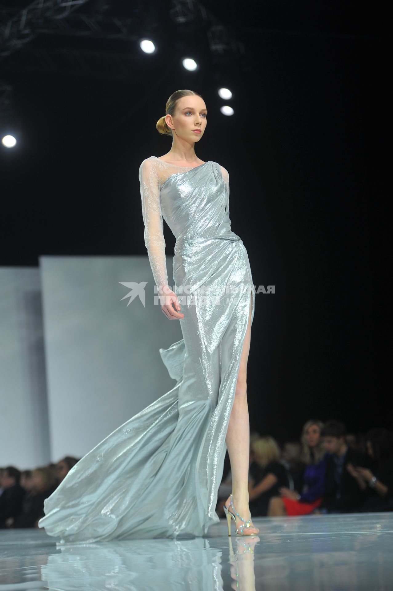 Гостиный двор. Неделя моды в Москве `Volvo Moscow Fashion Week`. Показ коллекции Valentin Yudashkin.