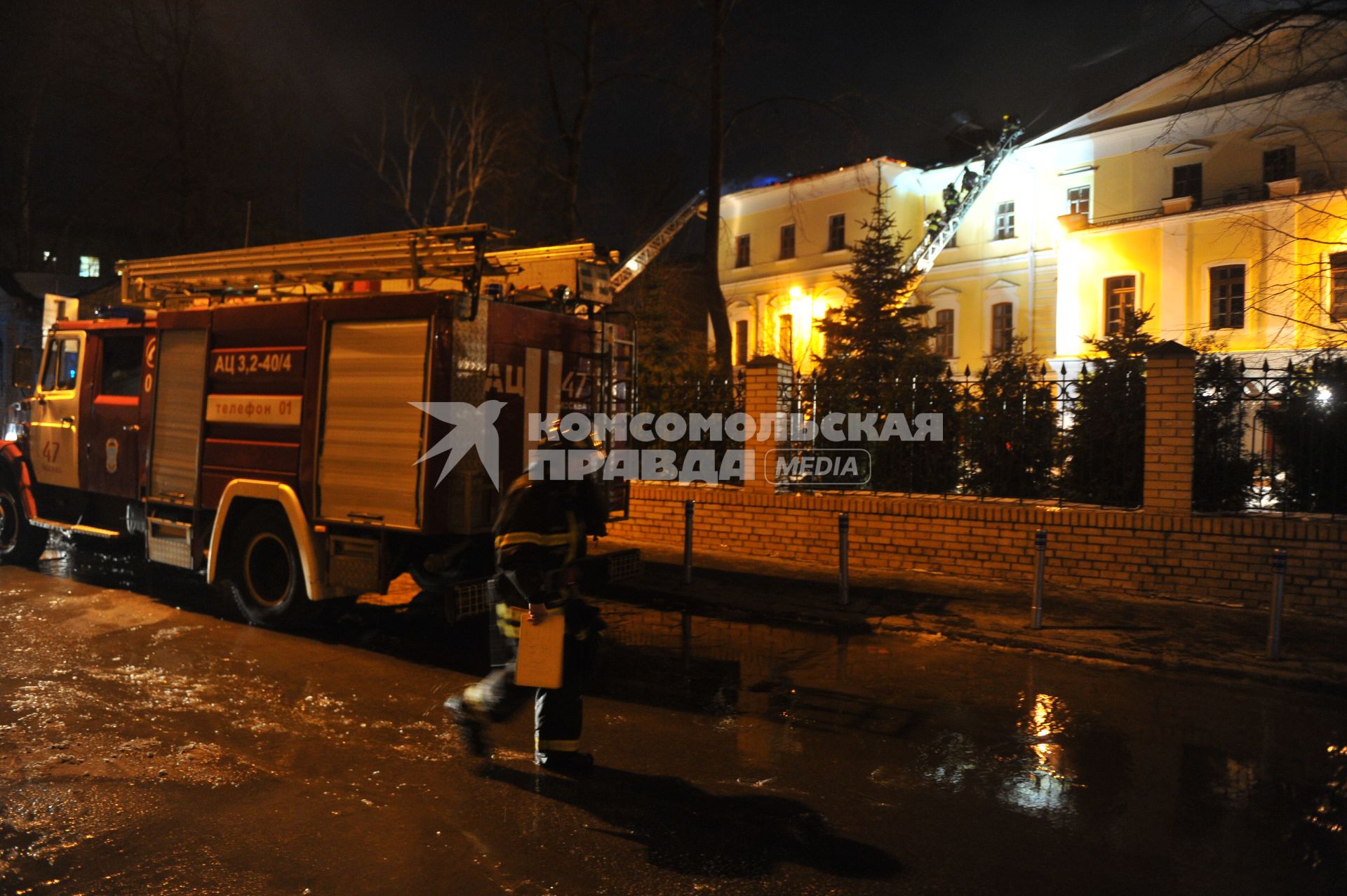 Во время тушения пожара в здании Государственного института театрального искусства (ГИТИС). На снимке: пожарная машина.