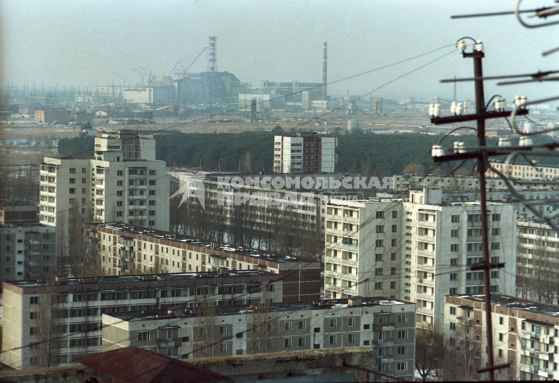 Последствия Чернобыльской АЭС. На снимке: вид на атомную станцию из города Припять.