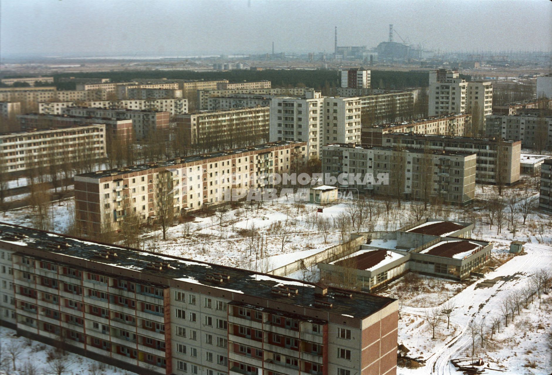 Последствия Чернобыльской АЭС. На снимке: вид на атомную станцию из города Припять.