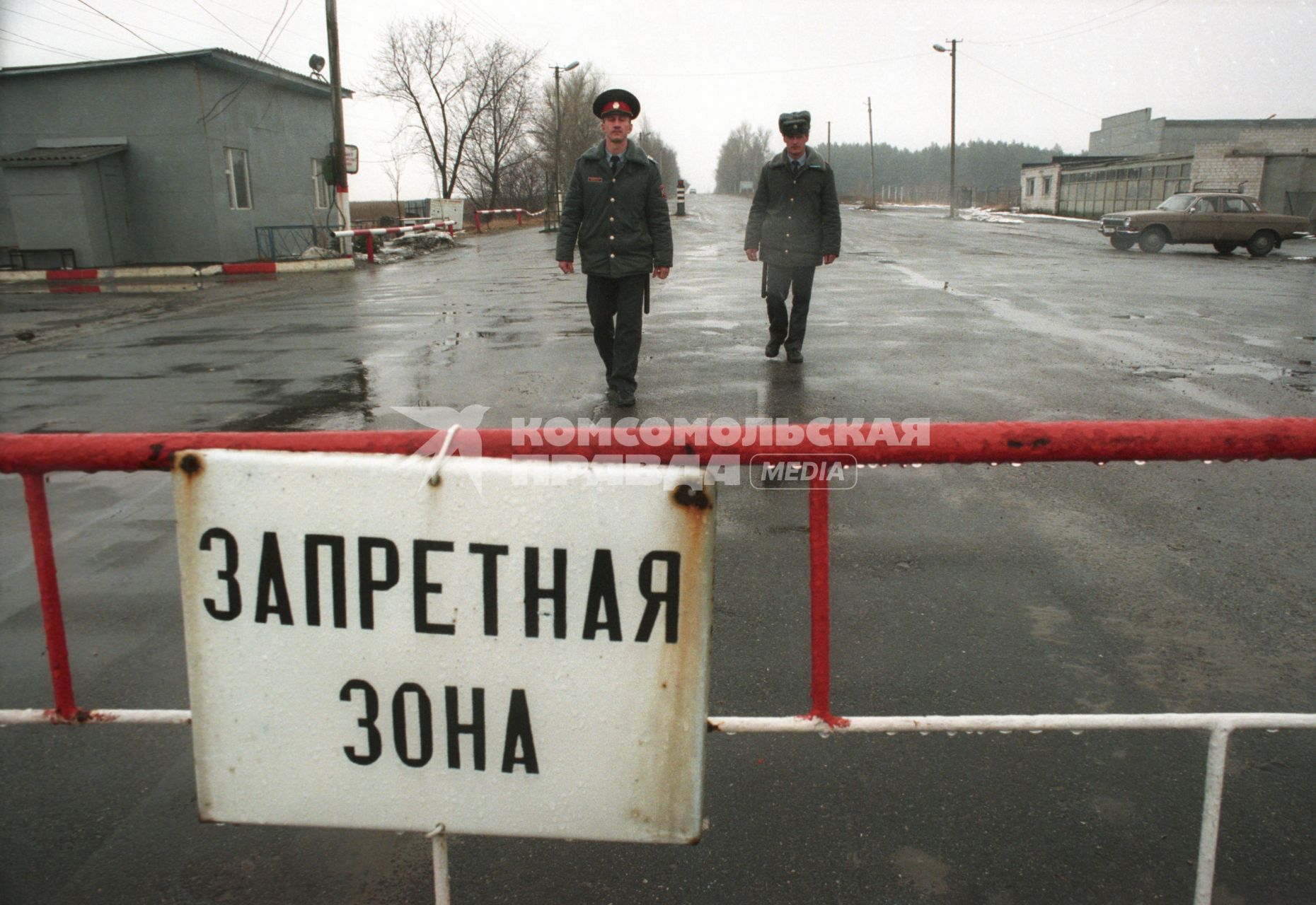 Последствия аварии на Чернобыльской АЭС. На снимке: шлагбаум с табличкой `Запретная зона` в Чернобыле.