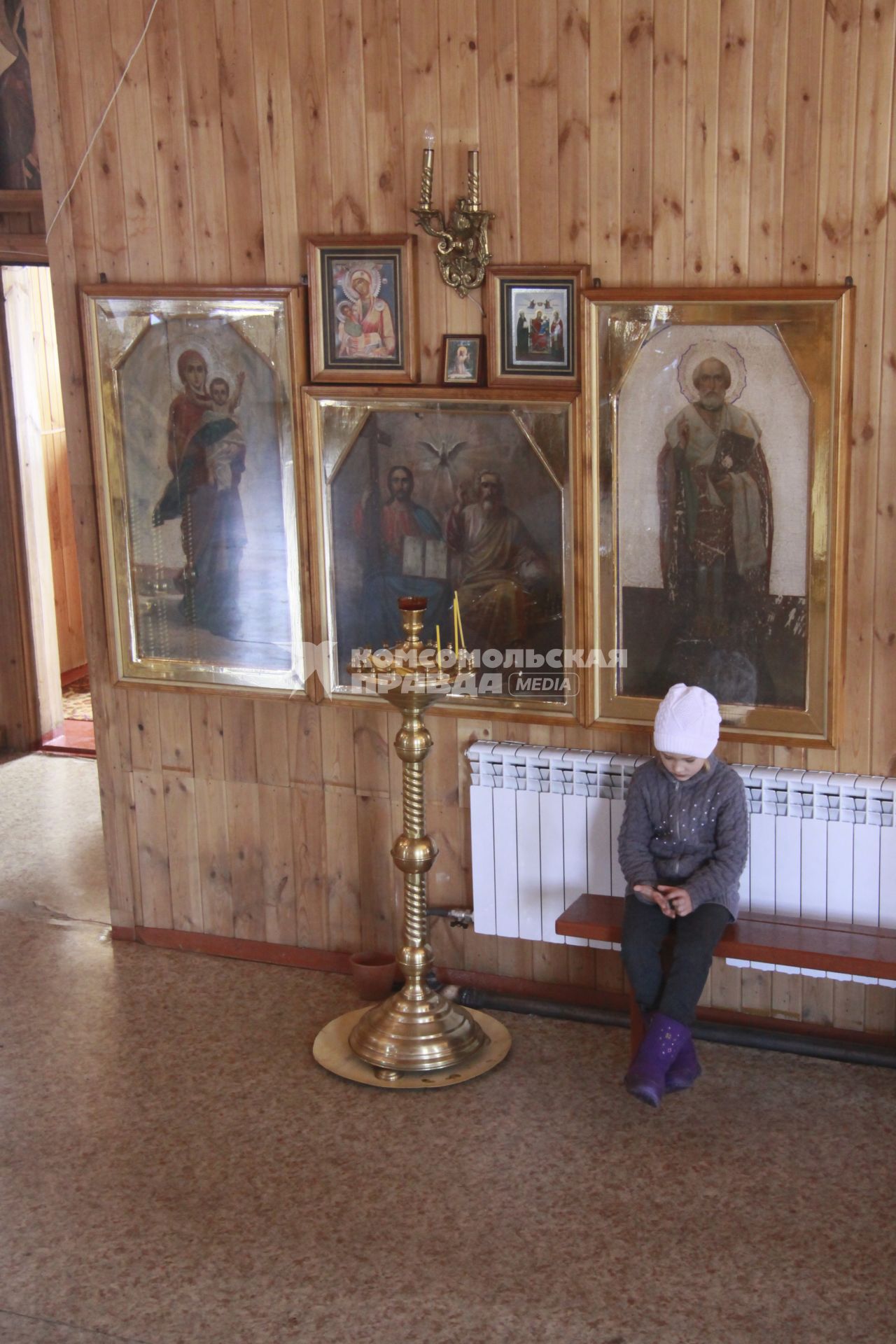 Храм Покрова Пресвятой Богородицы. Построен на средства актера и режиссера Валерия Золотухина. На снимке: внутреннее убранство.