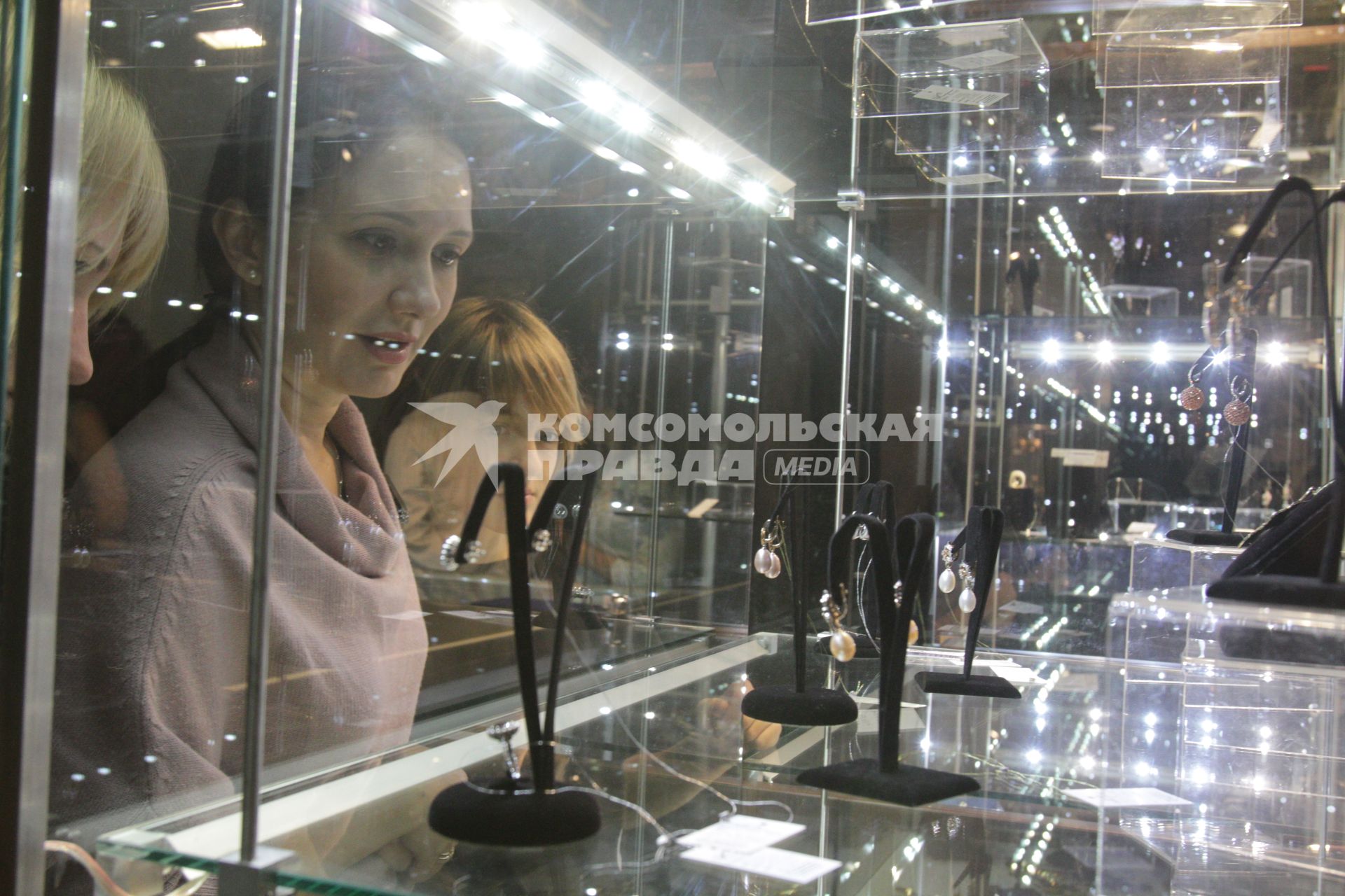ЦДХ. 33-ий Российский антикварный салон. На снимке: женщины у витрины с ювелирными изделиями.