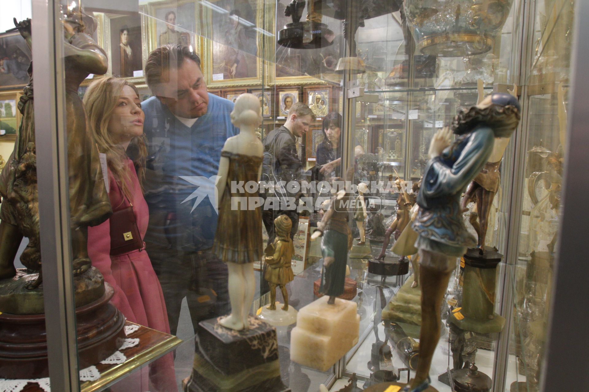 ЦДХ. 33-ий Российский антикварный салон. На снимке: посетители салона рассматривают статуэтки.
