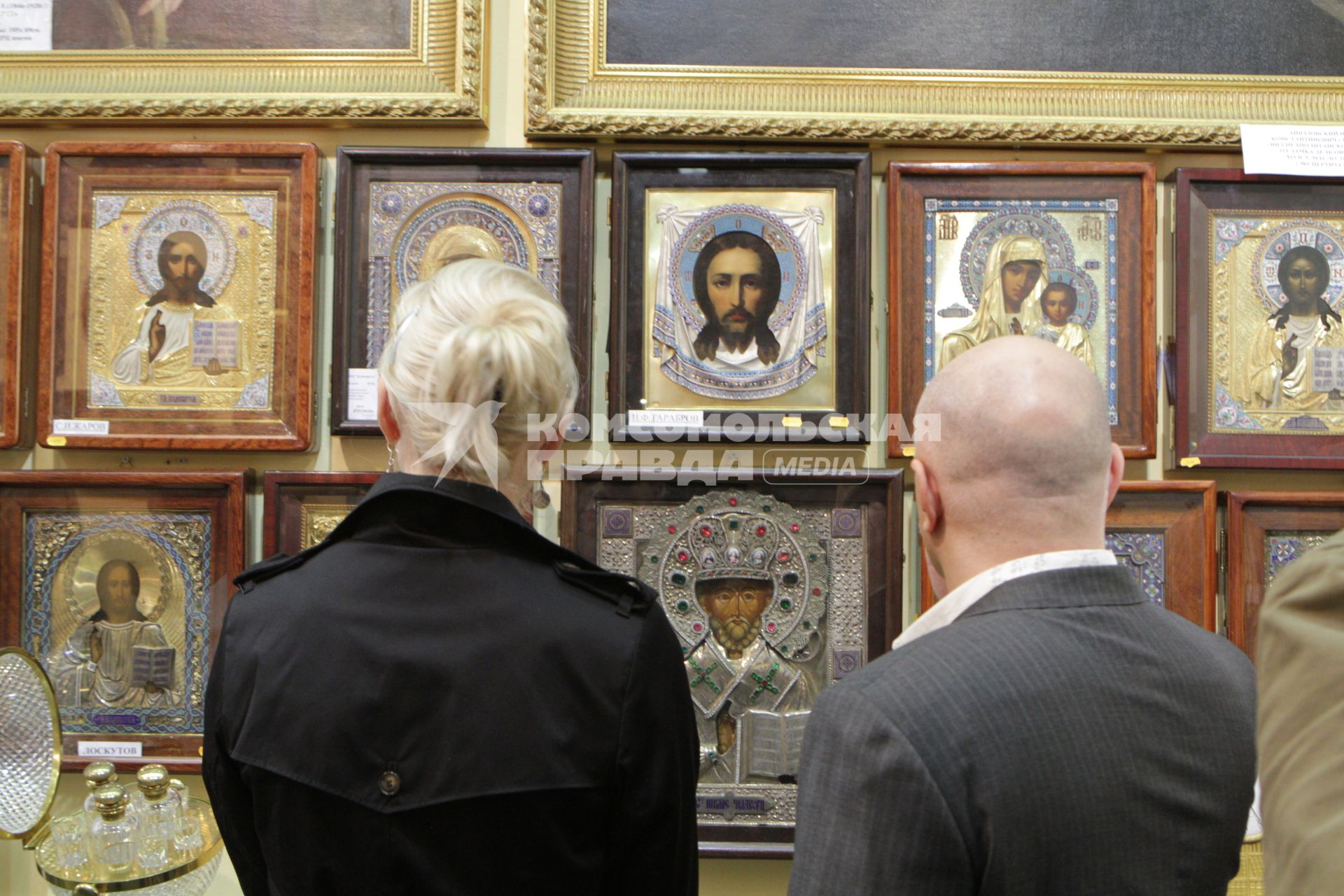ЦДХ. 33-ий Российский антикварный салон. На снимке: посетители салона рассматривают иконы.