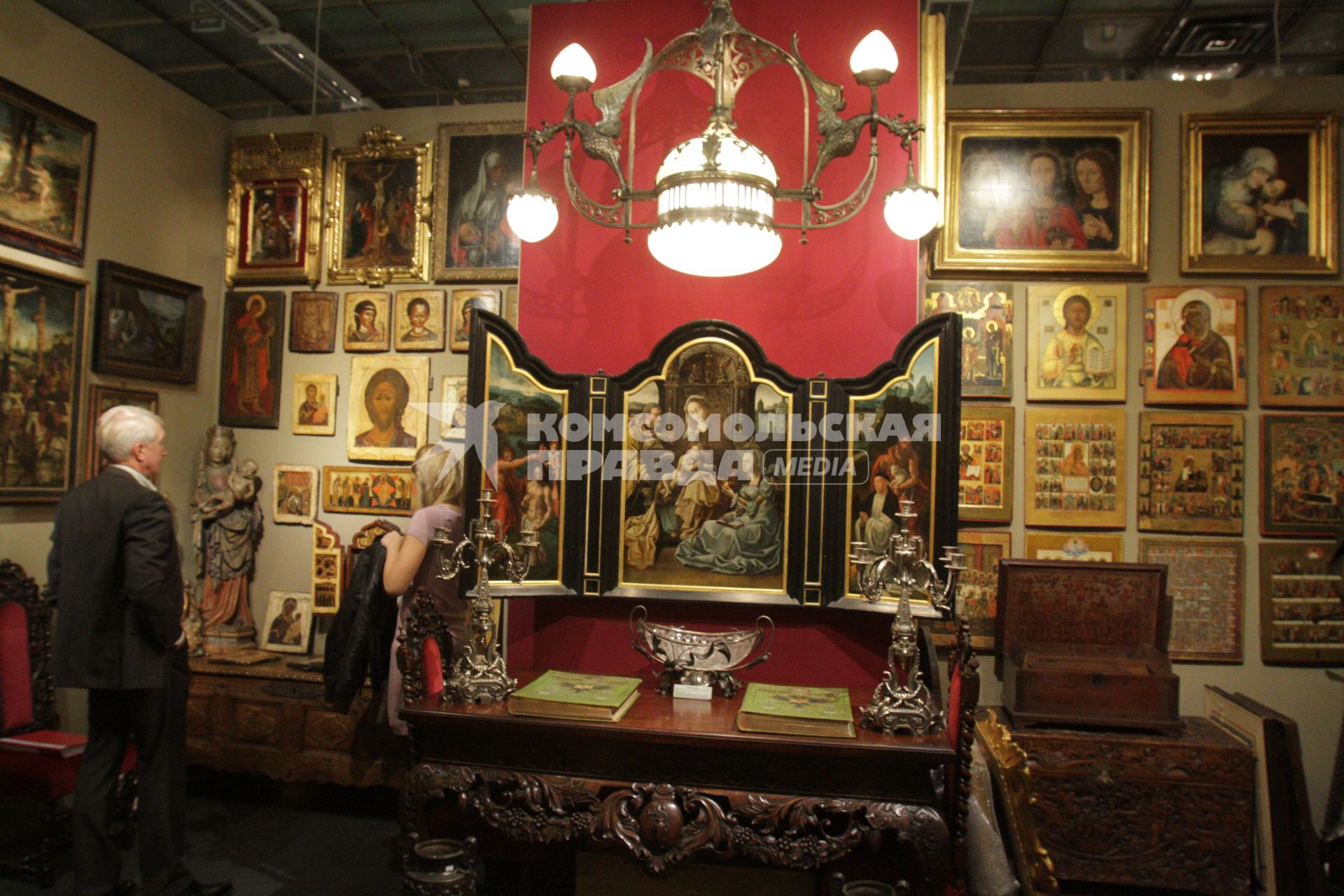 ЦДХ. 33-ий Российский антикварный салон. На снимке: посетители салона рассматривают иконы.