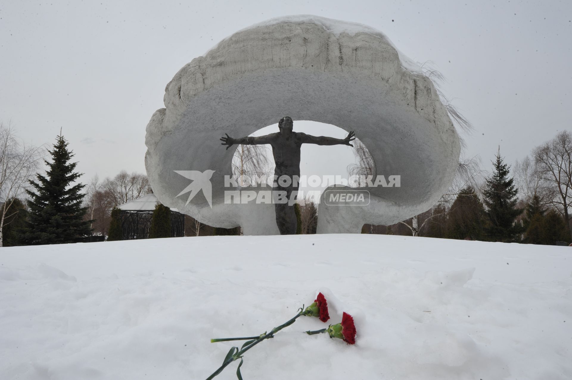 Митинское кладбище. На снимке: мемориал жертвам аварии на Чернобыльской АЭС .