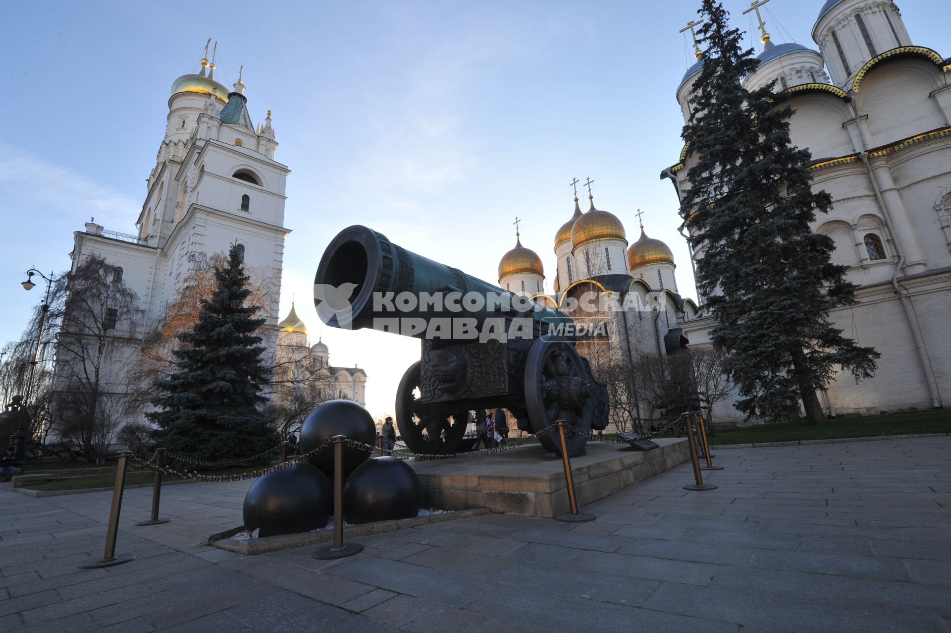 Московский Кремль. На снимке: Царь-пушка.