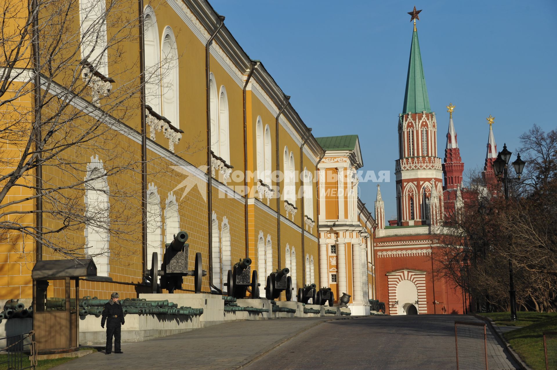 Московский Кремль. На снимке: старинные артиллерийские орудия.