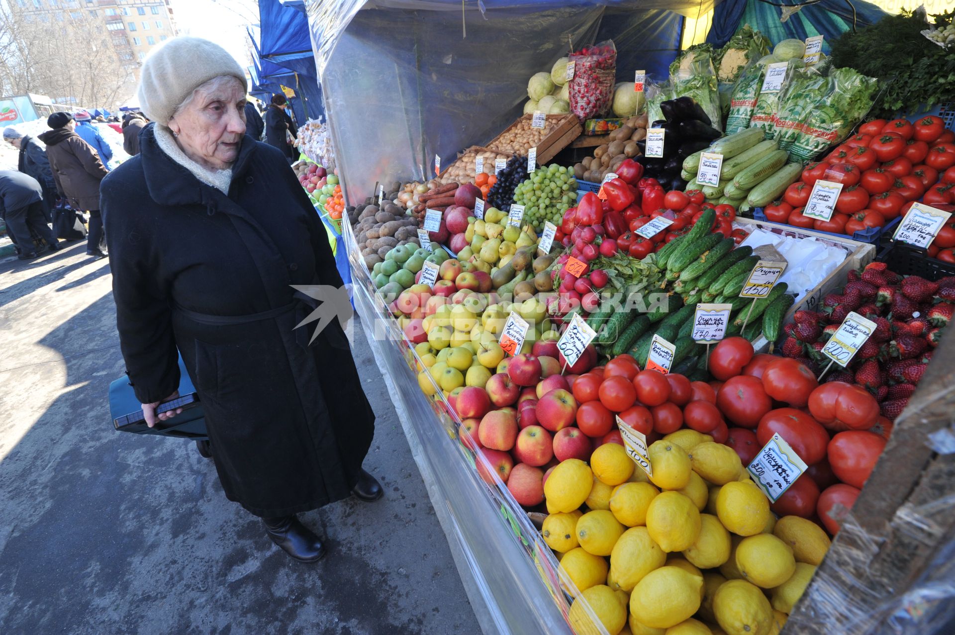 Рынок выходного дня на улице Маршала Тухачевского. На снимке: продажа овощей и фруктов.