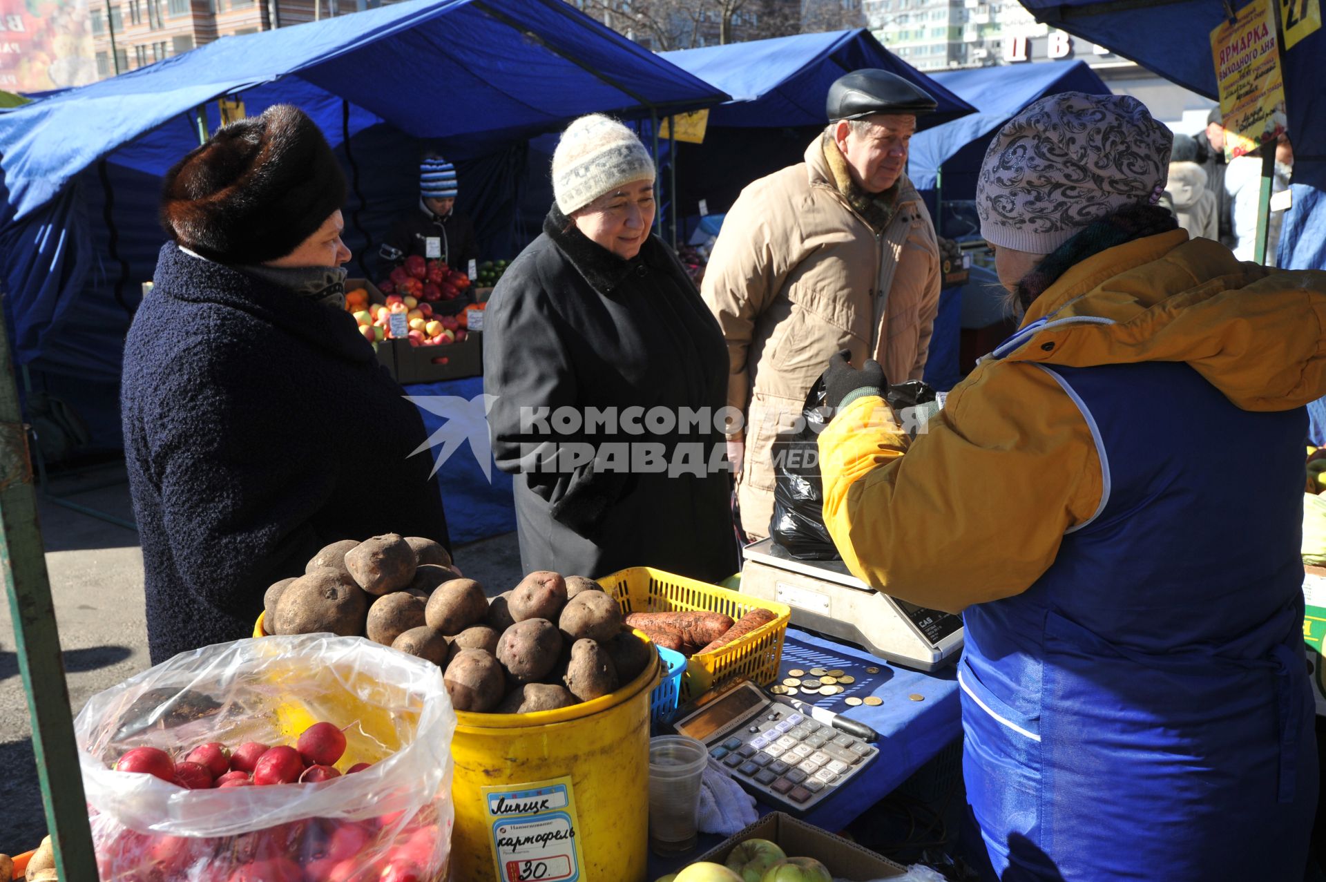 Рынок выходного дня на улице Маршала Тухачевского. На снимке: продажа овощей и фруктов.