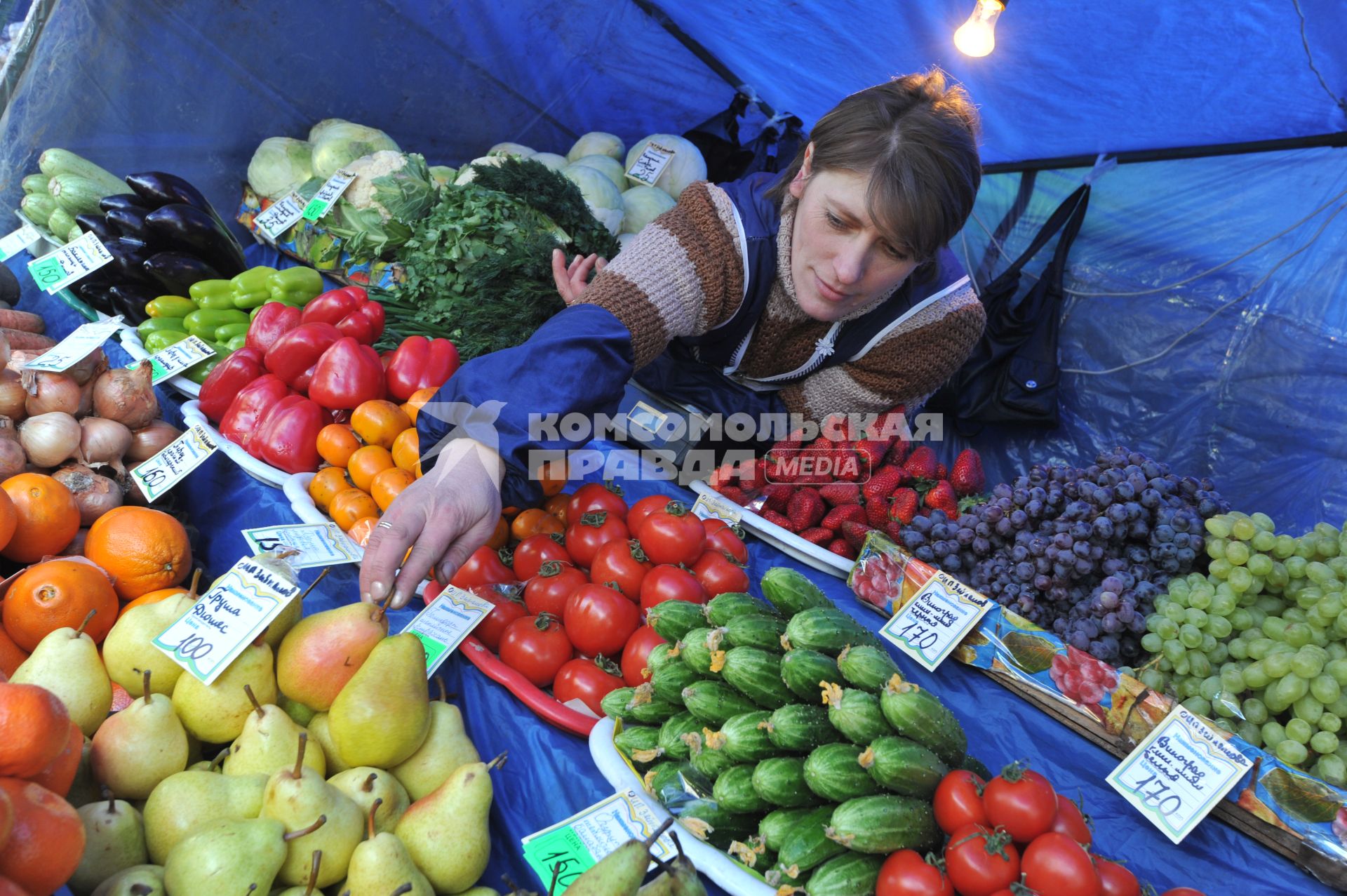 Рынок выходного дня на улице Маршала Тухачевского. На снимке: продажа овощей и фруктов.