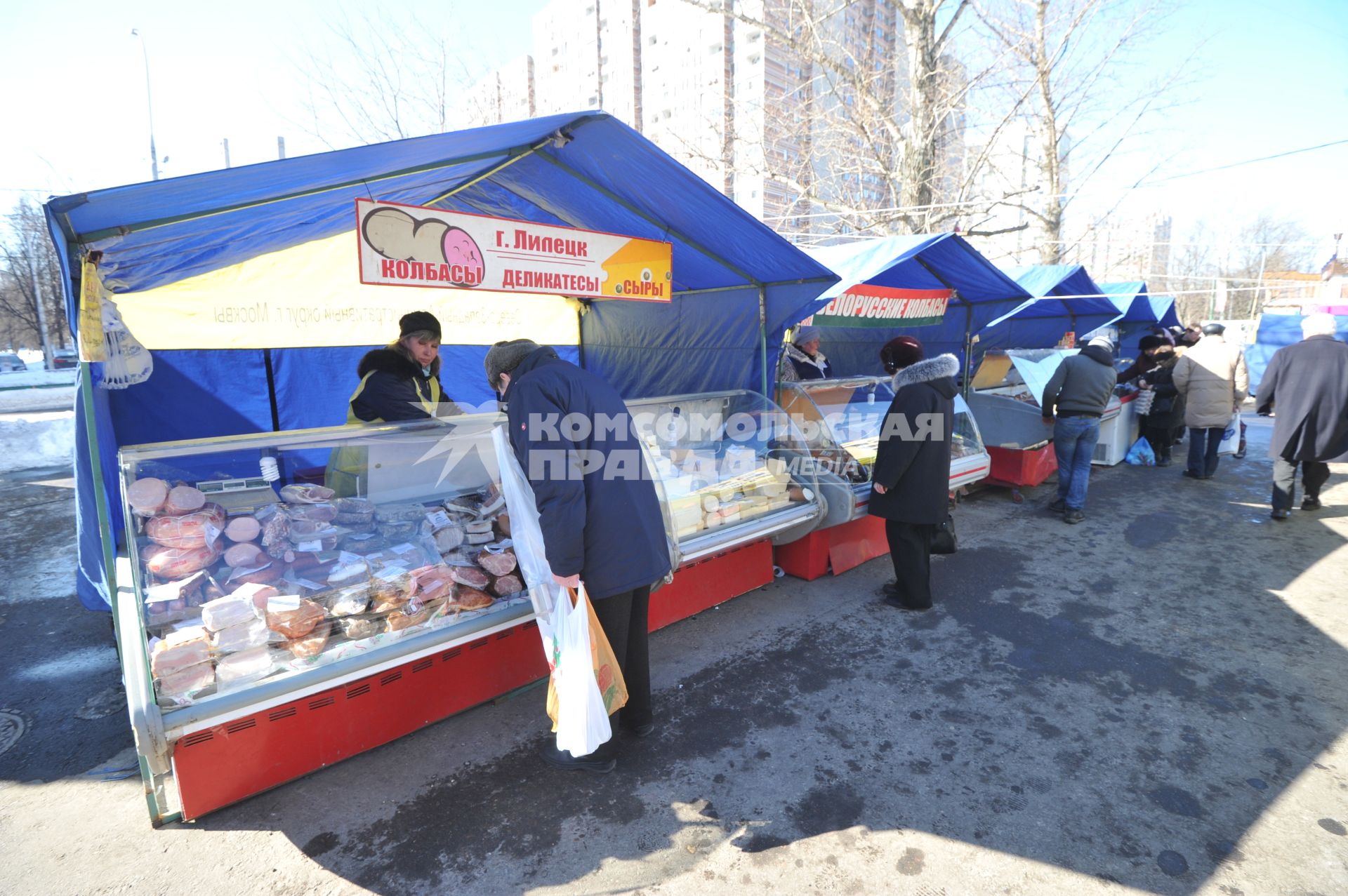 Рынок выходного дня на улице Маршала Тухачевского. На снимке: продажа колбас из Липецка.