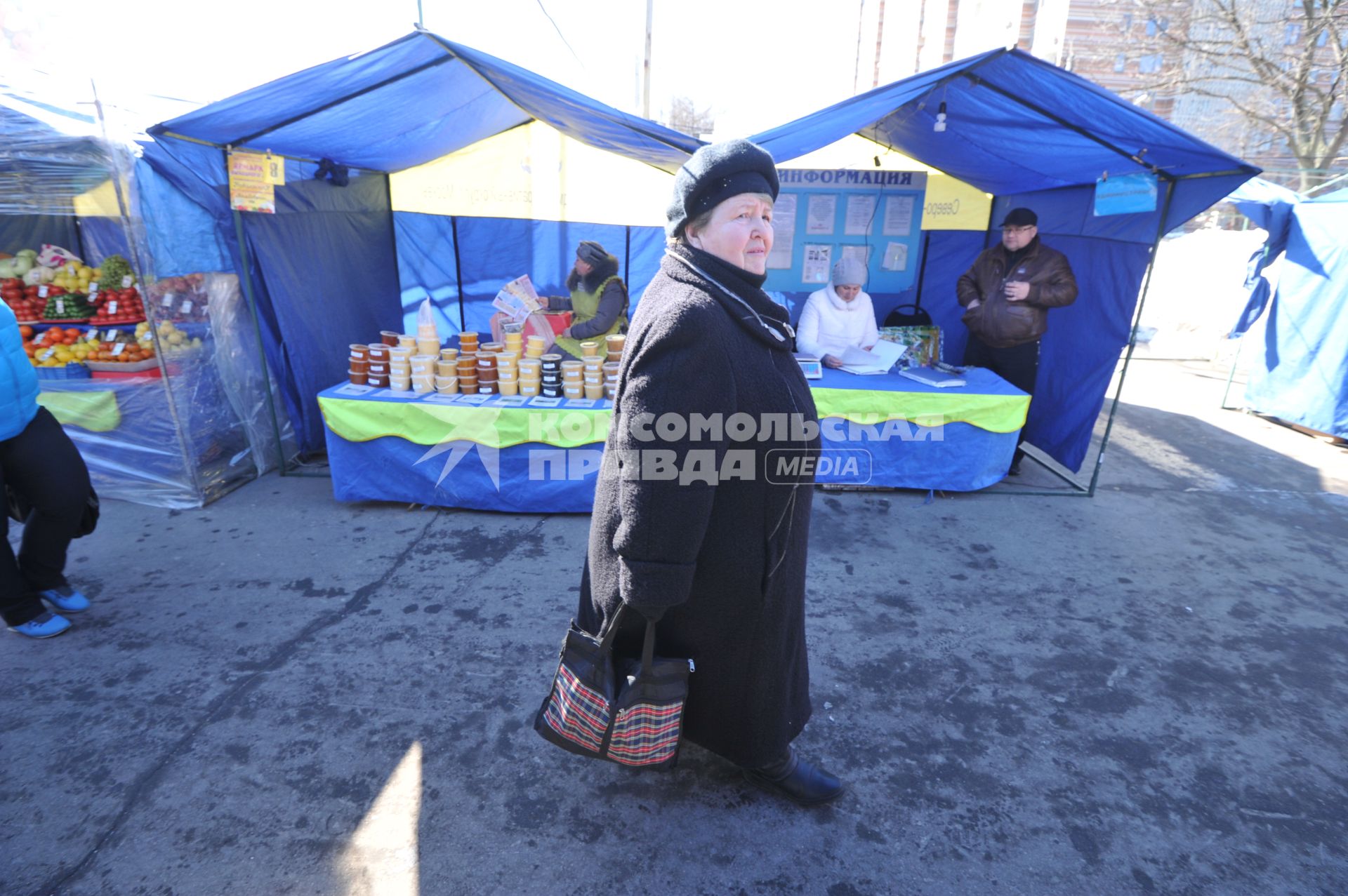 Рынок выходного дня на улице Маршала Тухачевского. На снимке: продажа меда.