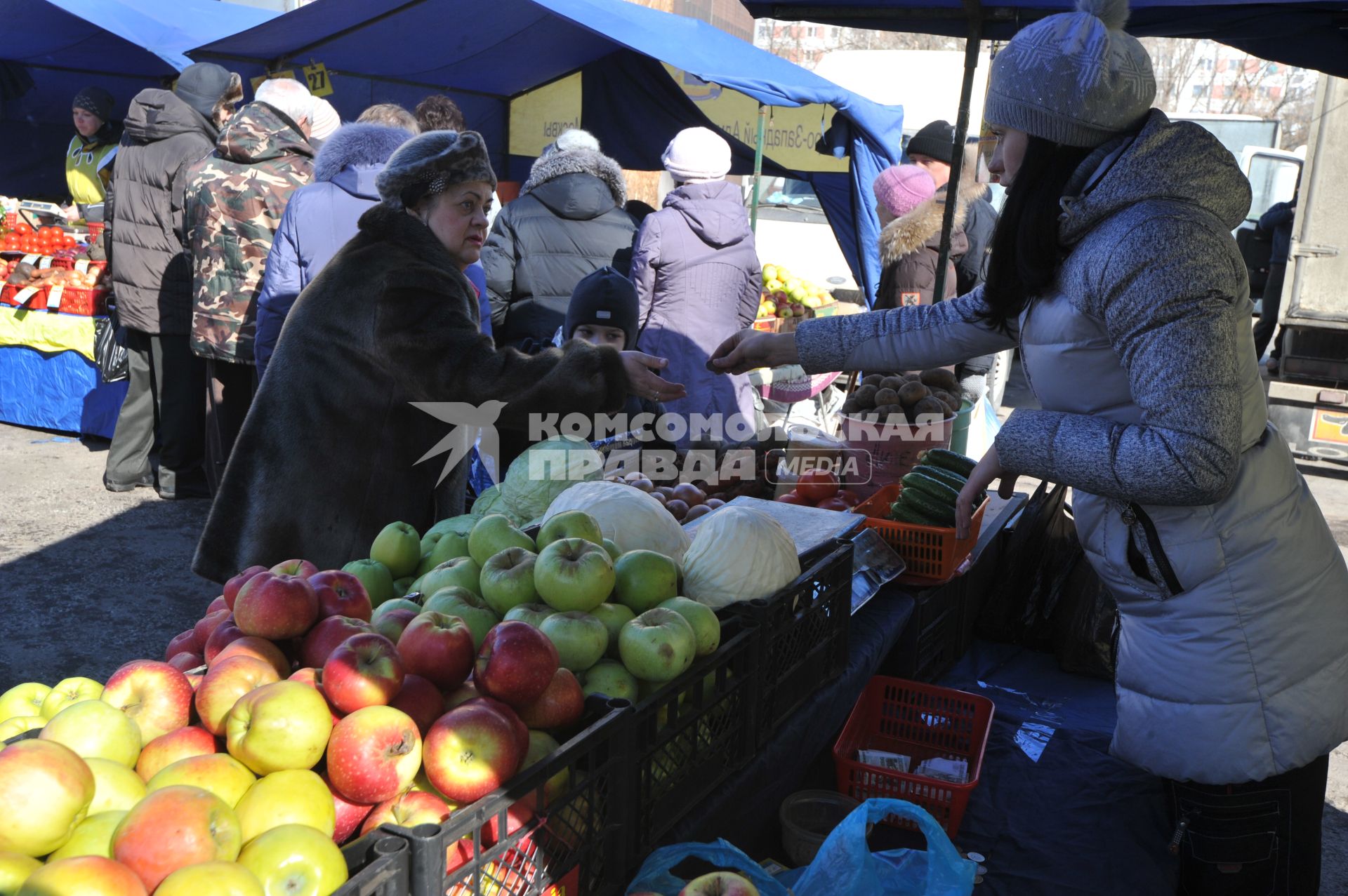 Рынок выходного дня на улице Маршала Тухачевского. На снимке: продажа овощей и фруктов.