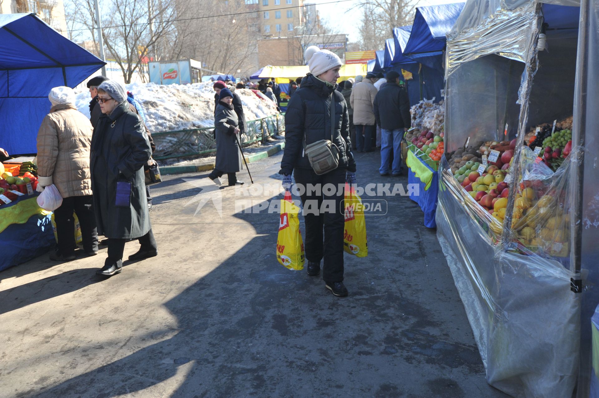 Рынок выходного дня на улице Маршала Тухачевского.