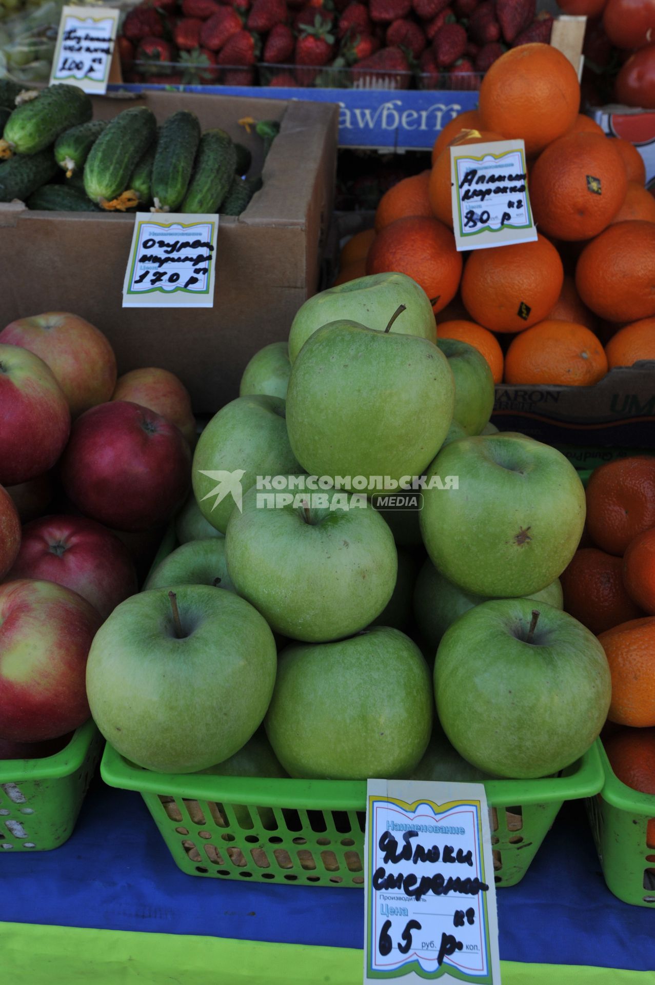 Рынок выходного дня на улице Маршала Тухачевского. На снимке: продажа фруктов.