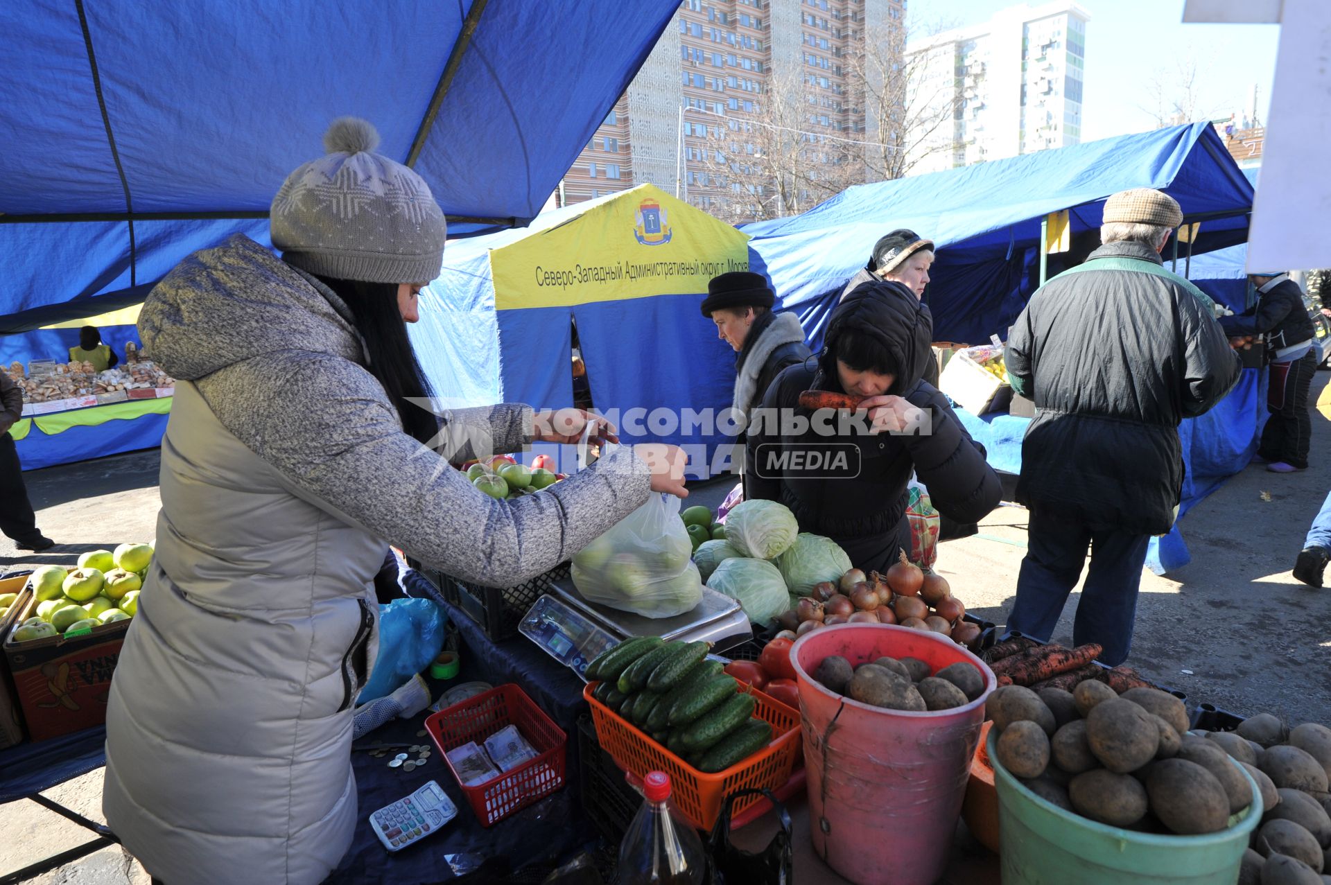 Рынок выходного дня на улице Маршала Тухачевского. На снимке: продажа овощей и фруктов.