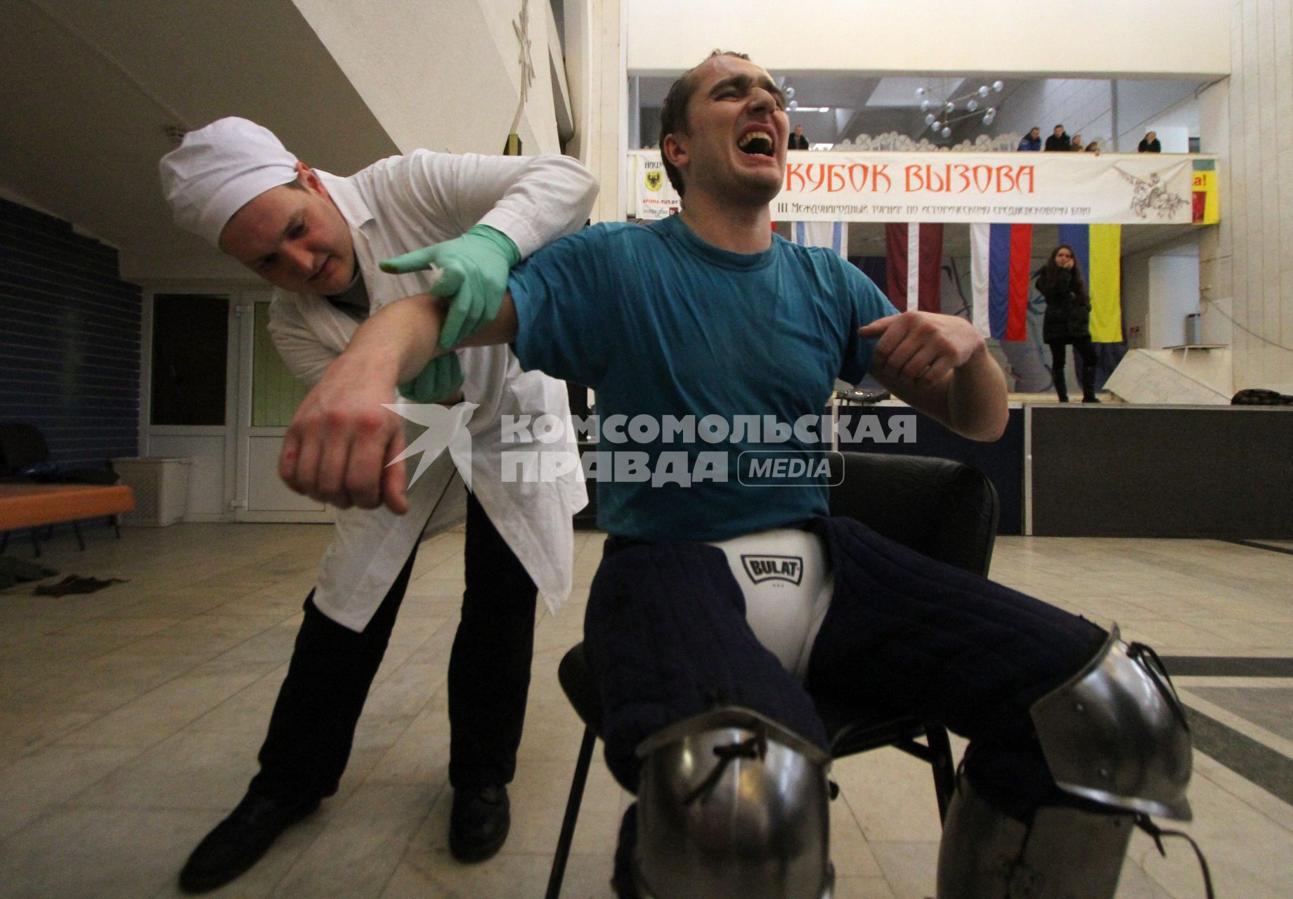Международный турнир по историческому средневековому бою в Минске. На снимке: врач осматривает поврежденную руку одного из рыцарей.