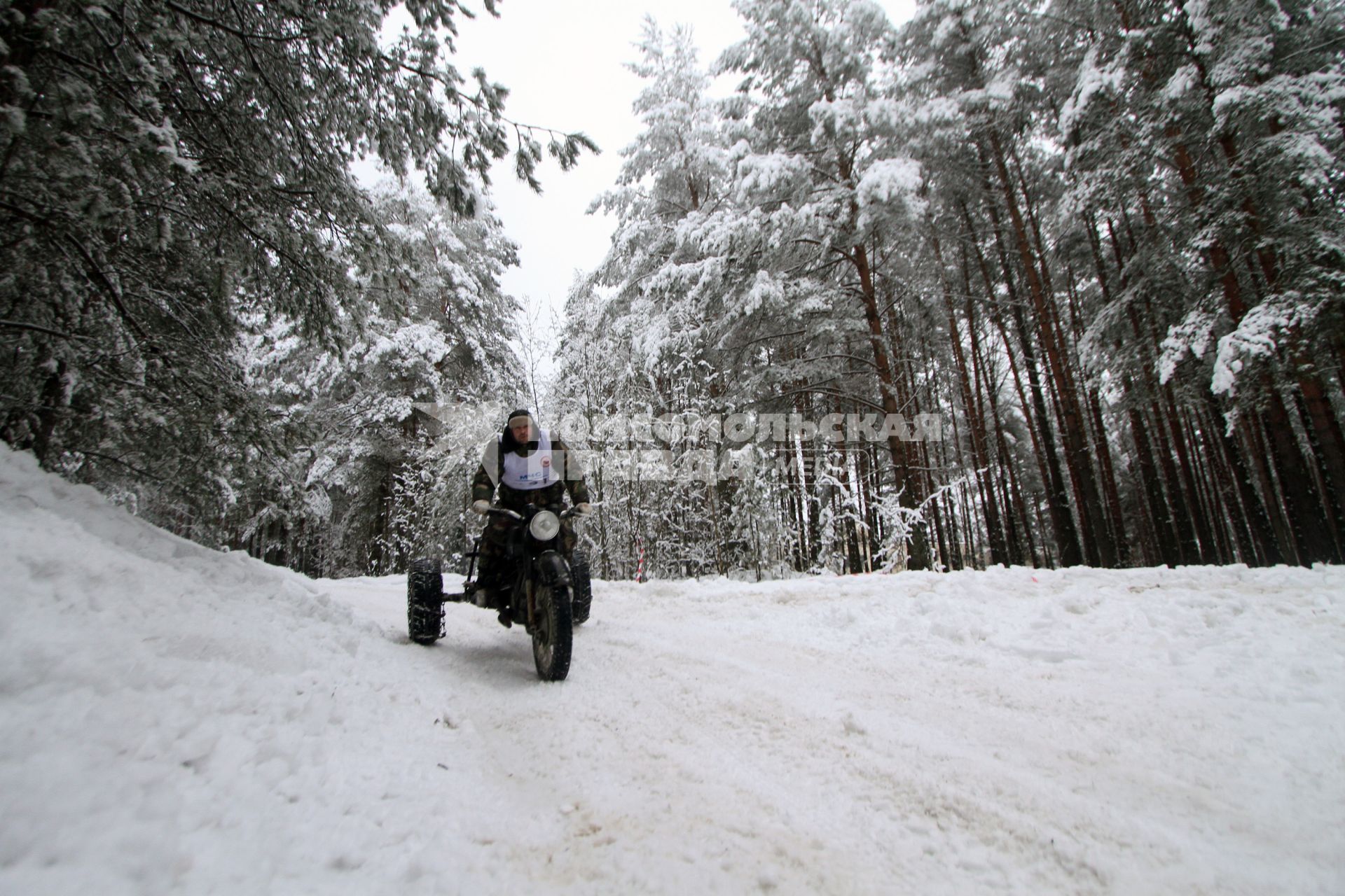 Зимний мотофестиваль `Завируха-2013`. На снимке: участник соревнований на трехколесном мотоцикле.