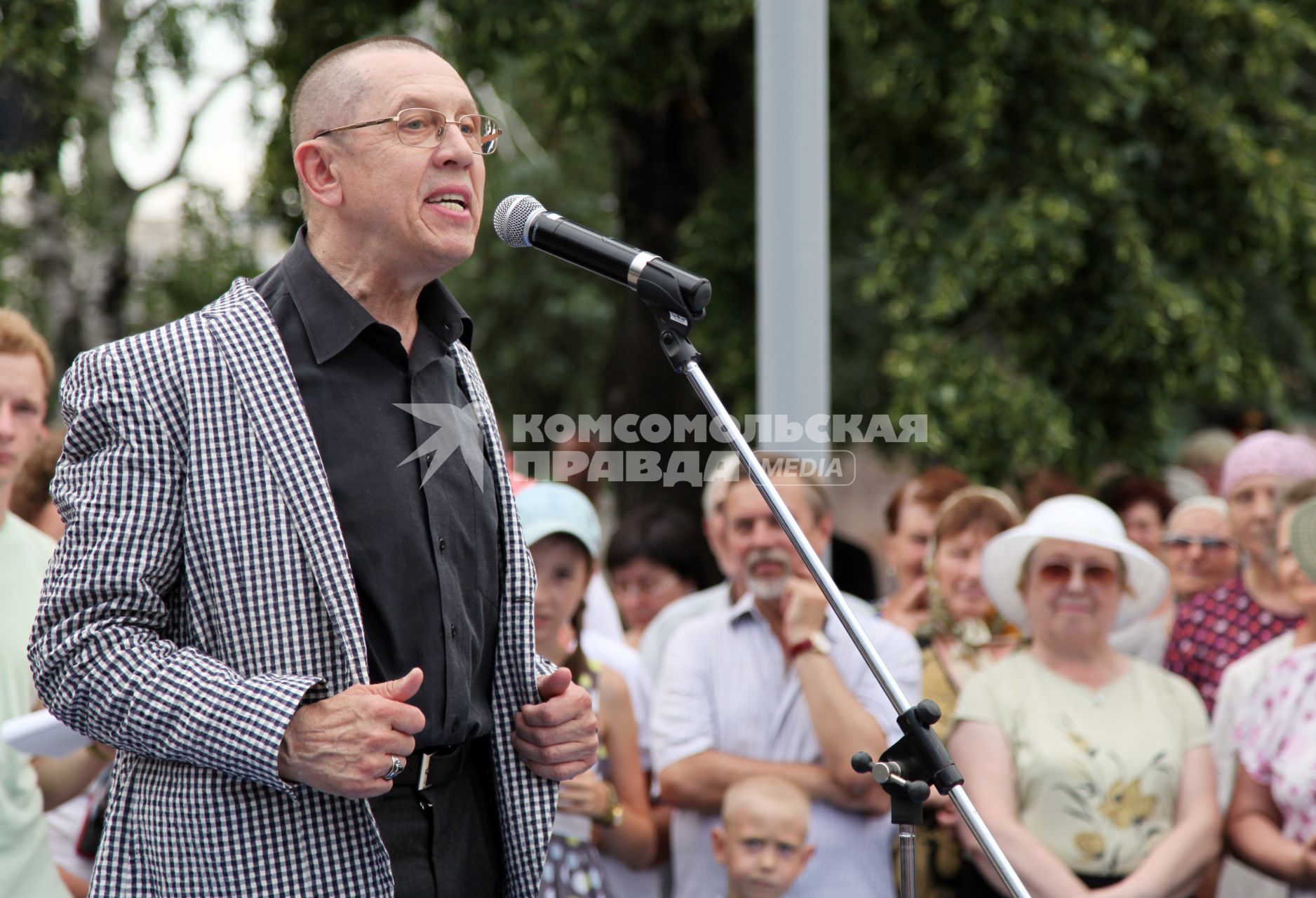 Актер и режиссер Валерий Золотухин открывает памятник Петру и Февронии в Самаре.