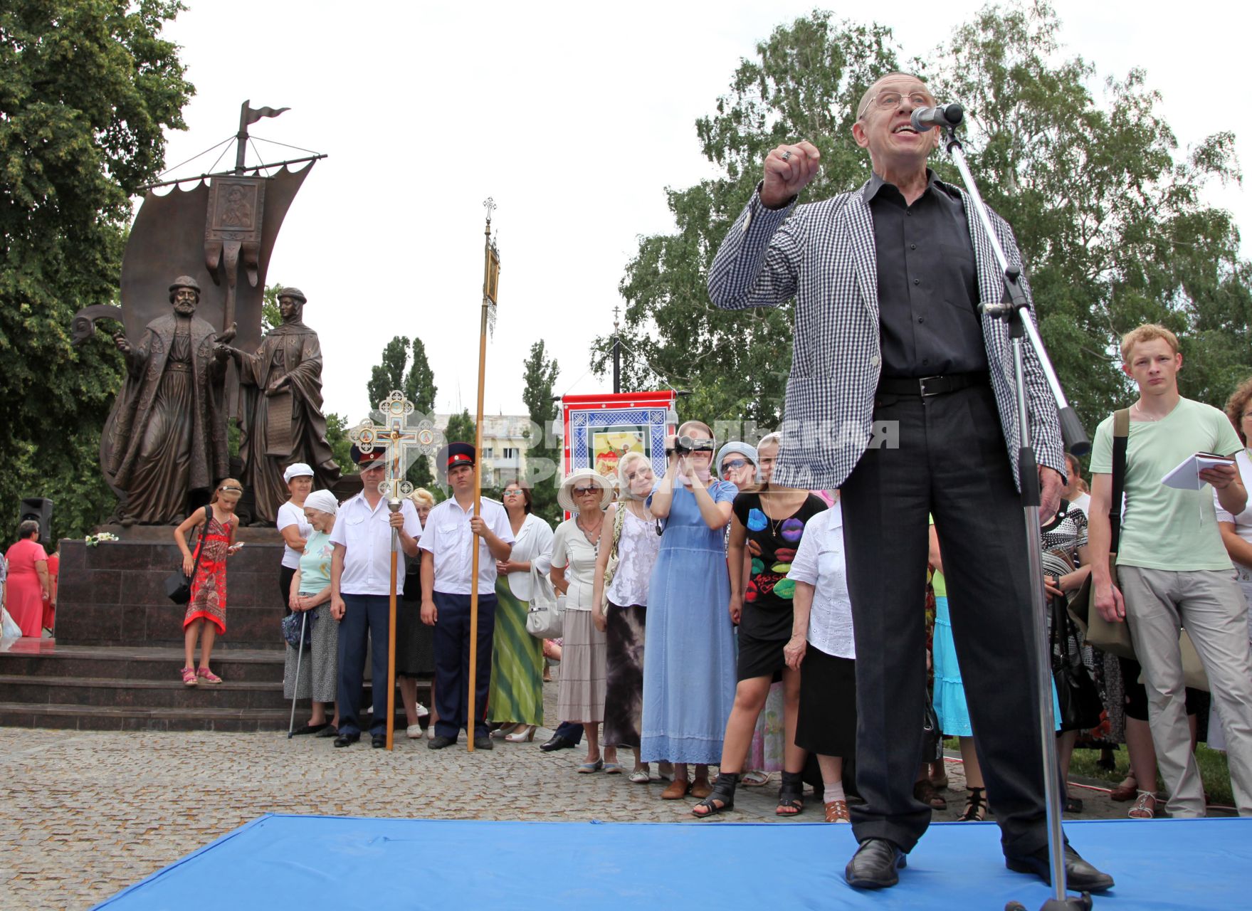 Актер и режиссер Валерий Золотухин открывает памятник Петру и Февронии в Самаре.