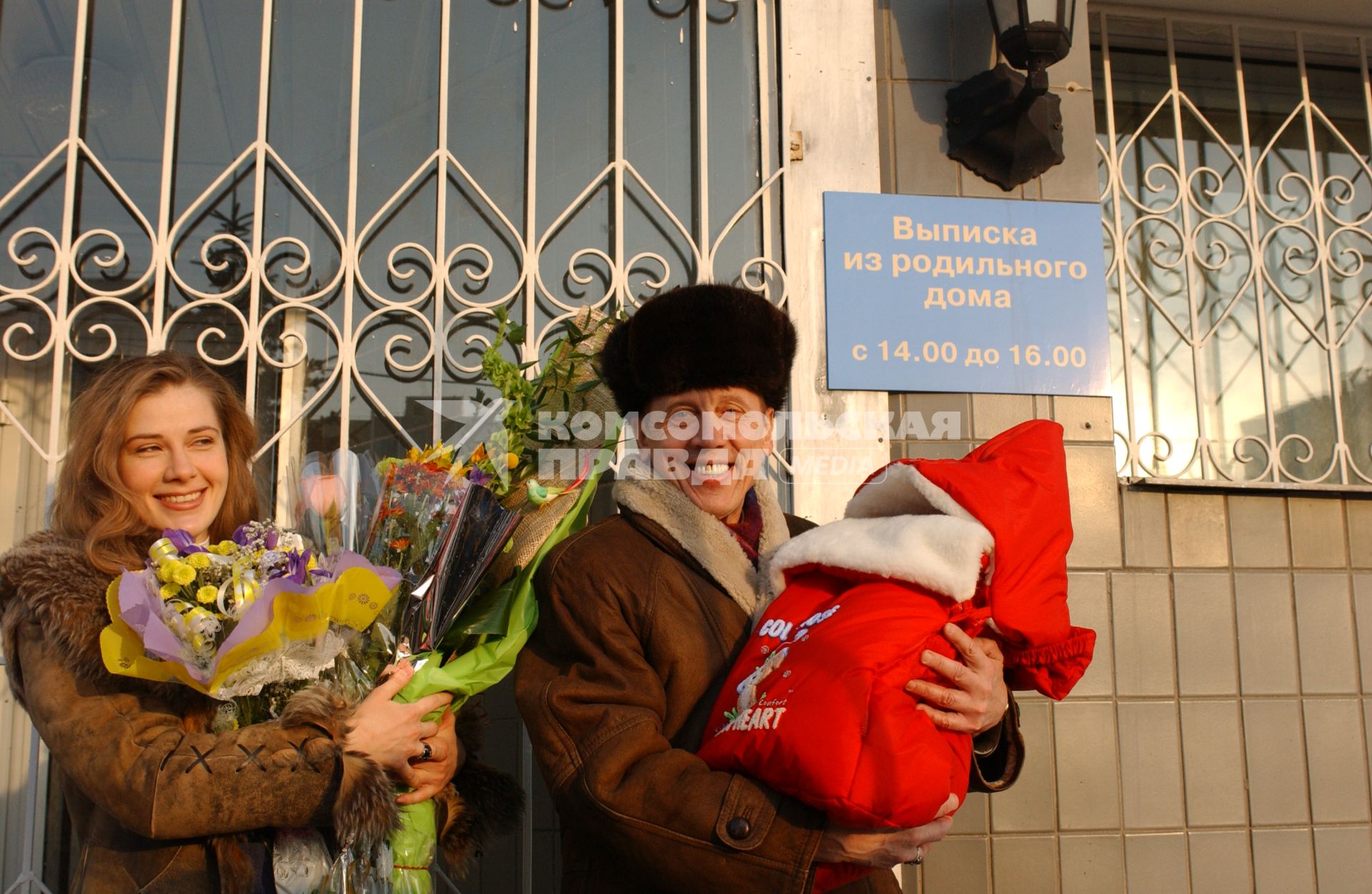 Актер Валерий Золотухин в Родильном доме № 11 встречает после родов свою гражданскую жену, актрису Ирину Линдт. 18 ноября у Золотухина и Линдт родился сын Иван. На снимке: Ирина Линдт и Валерий Золотухин с сыном Иваном.