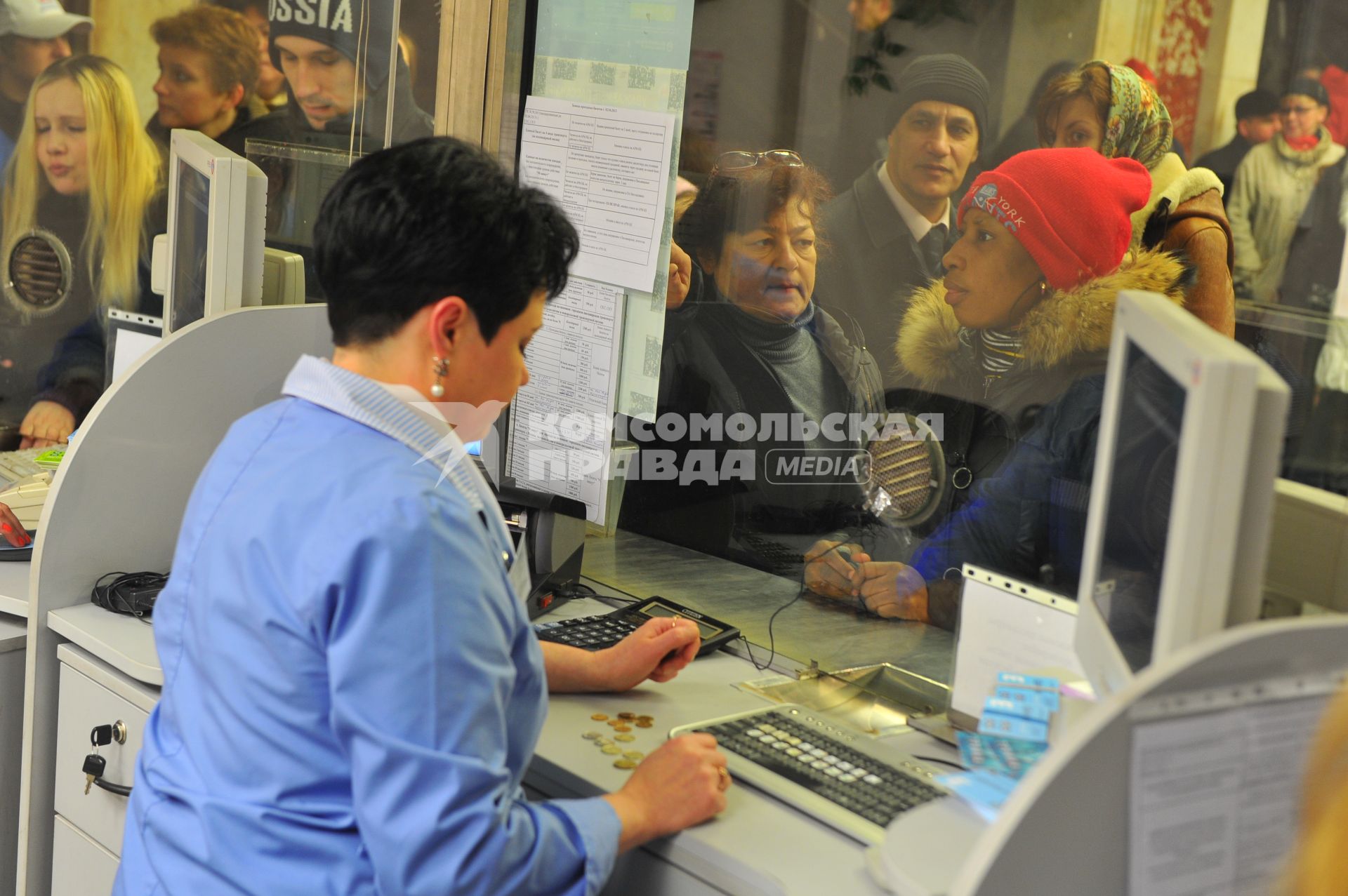 Кассы московского метрополитена. На снимке: женщина покупает проездной билет.