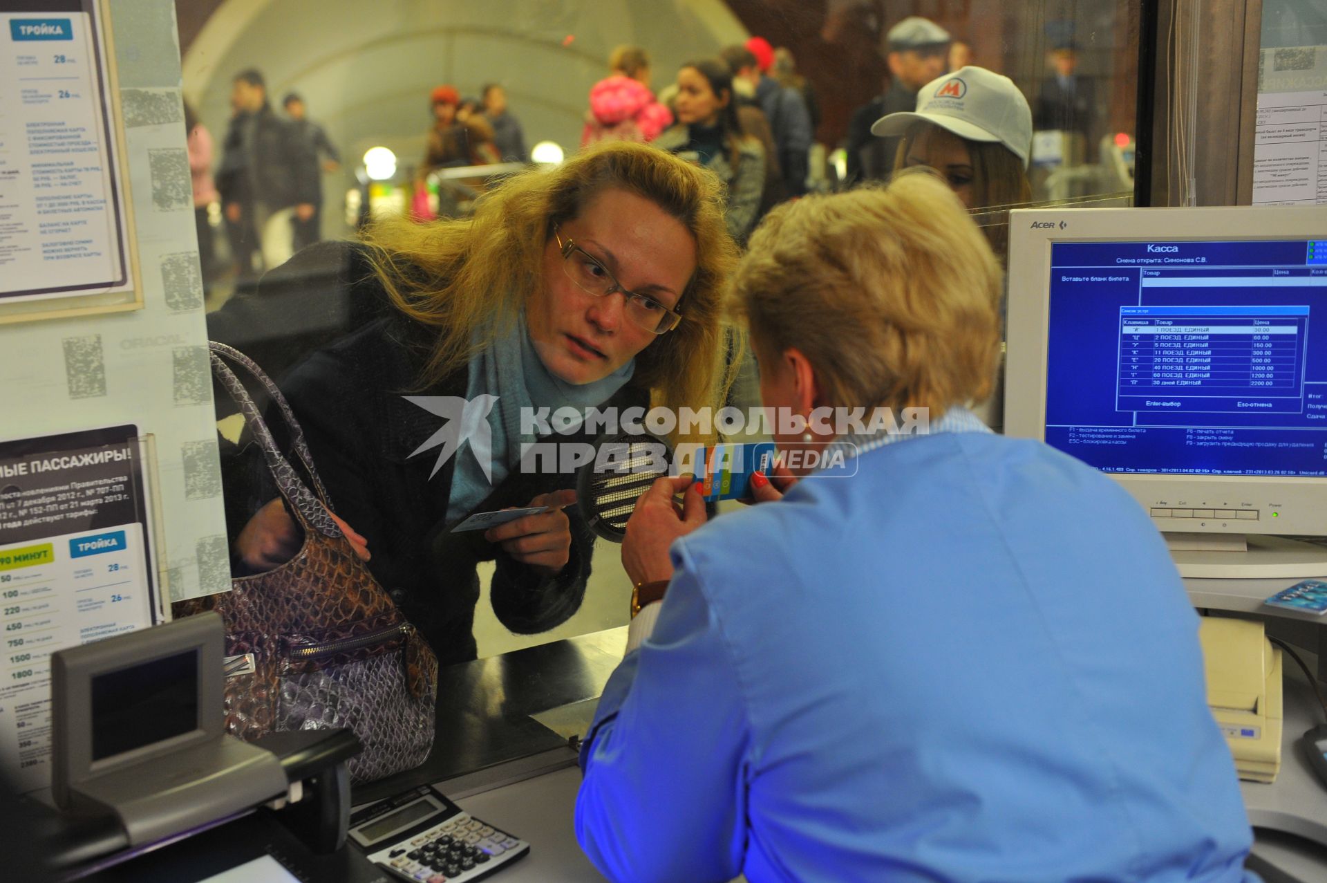 Кассы московского метрополитена. На снимке: женщина покупает проездной билет.