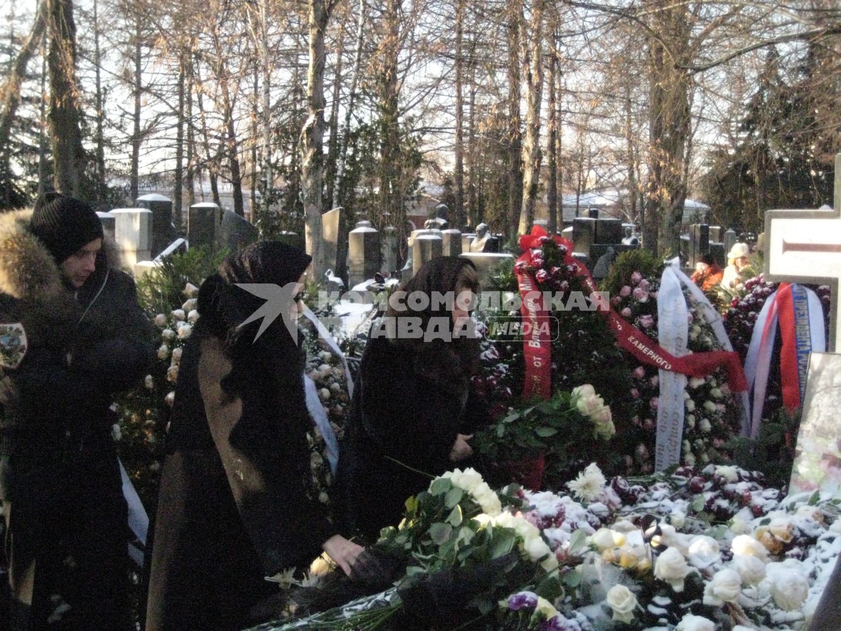 Новодевичье кладбище. Могила Галины Вишневской. На снимке: дочь певицы Галины Вишневской Елена Ростропович и вдова первого президента России Наина Ельцина (слева направо).