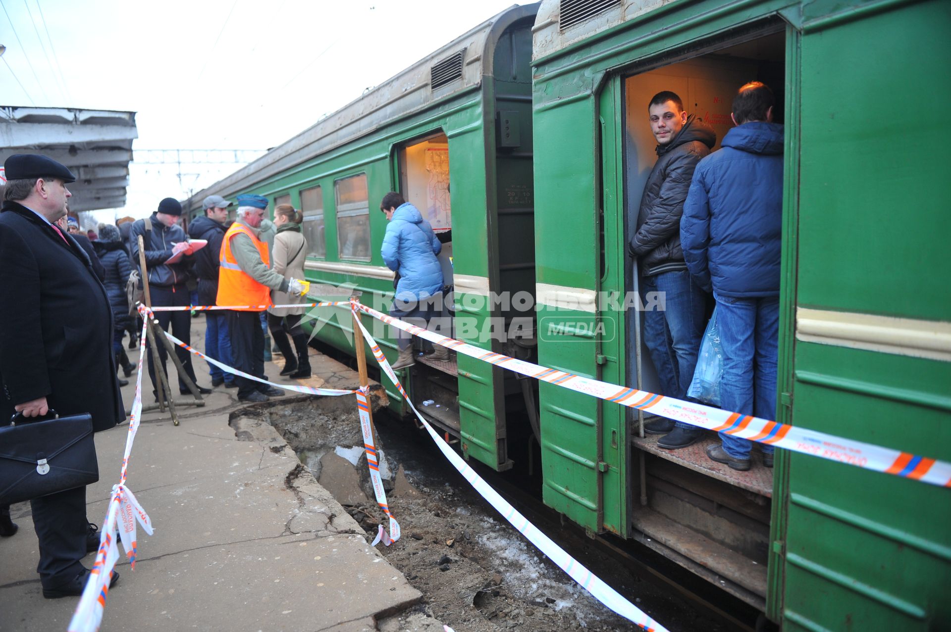 На железнодорожной станции в подмосковном Долгопрудном обрушилась плита платформы. На снимке: заградительная лента на месте ЧП.