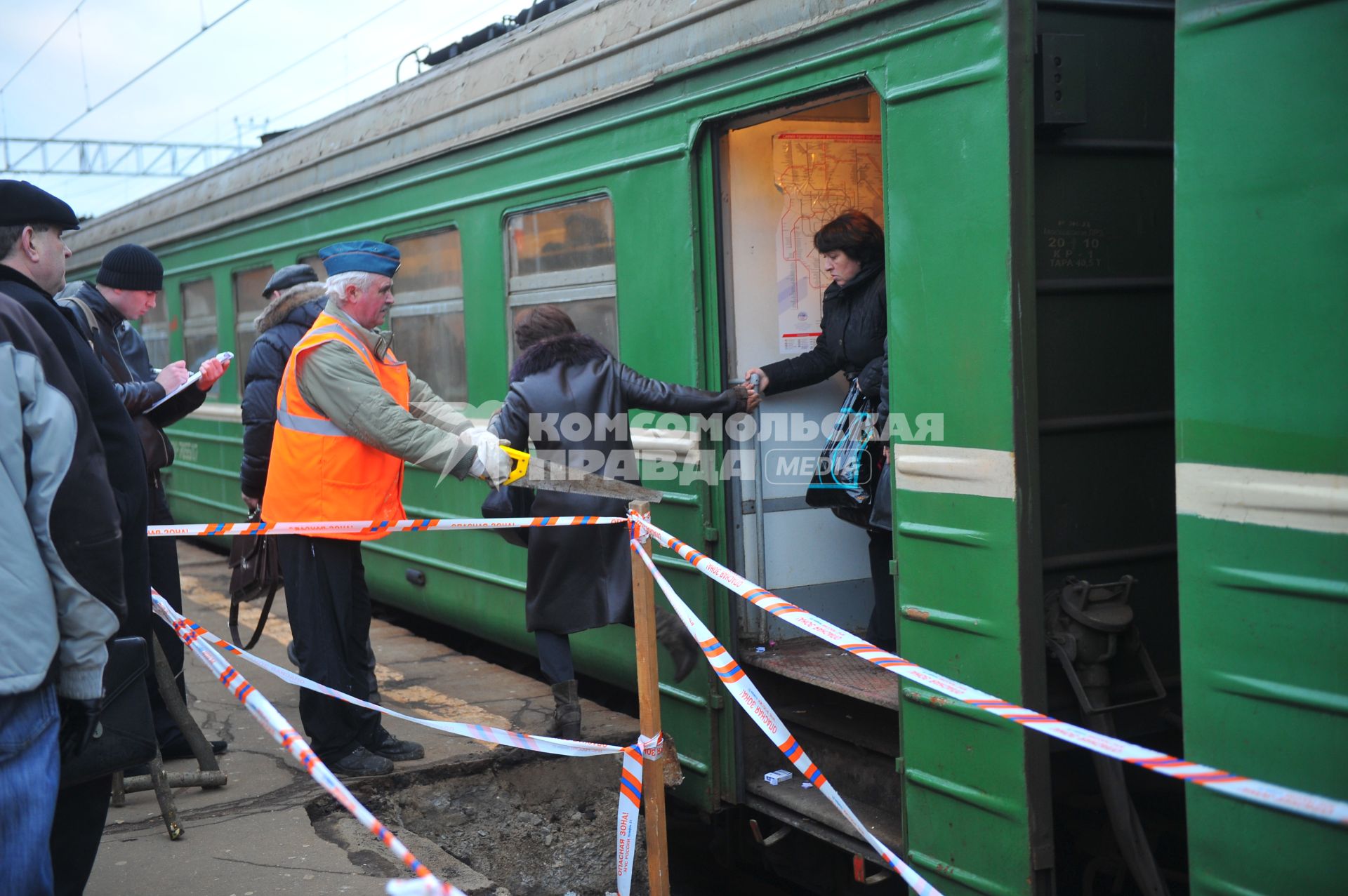 На железнодорожной станции в подмосковном Долгопрудном обрушилась плита платформы. На снимке: