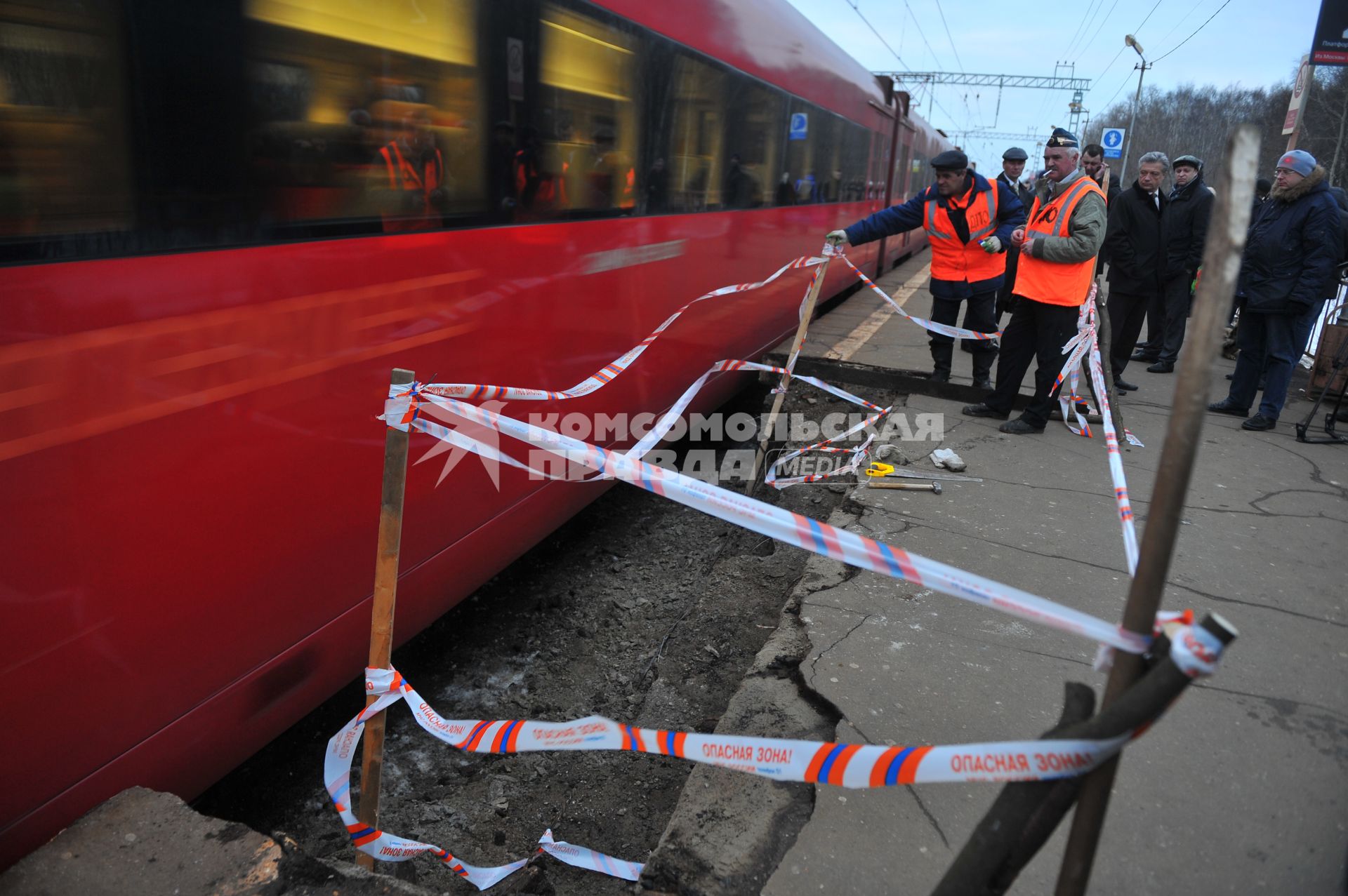 На железнодорожной станции в подмосковном Долгопрудном обрушилась плита платформы. На снимке: заградительная лента на месте ЧП.