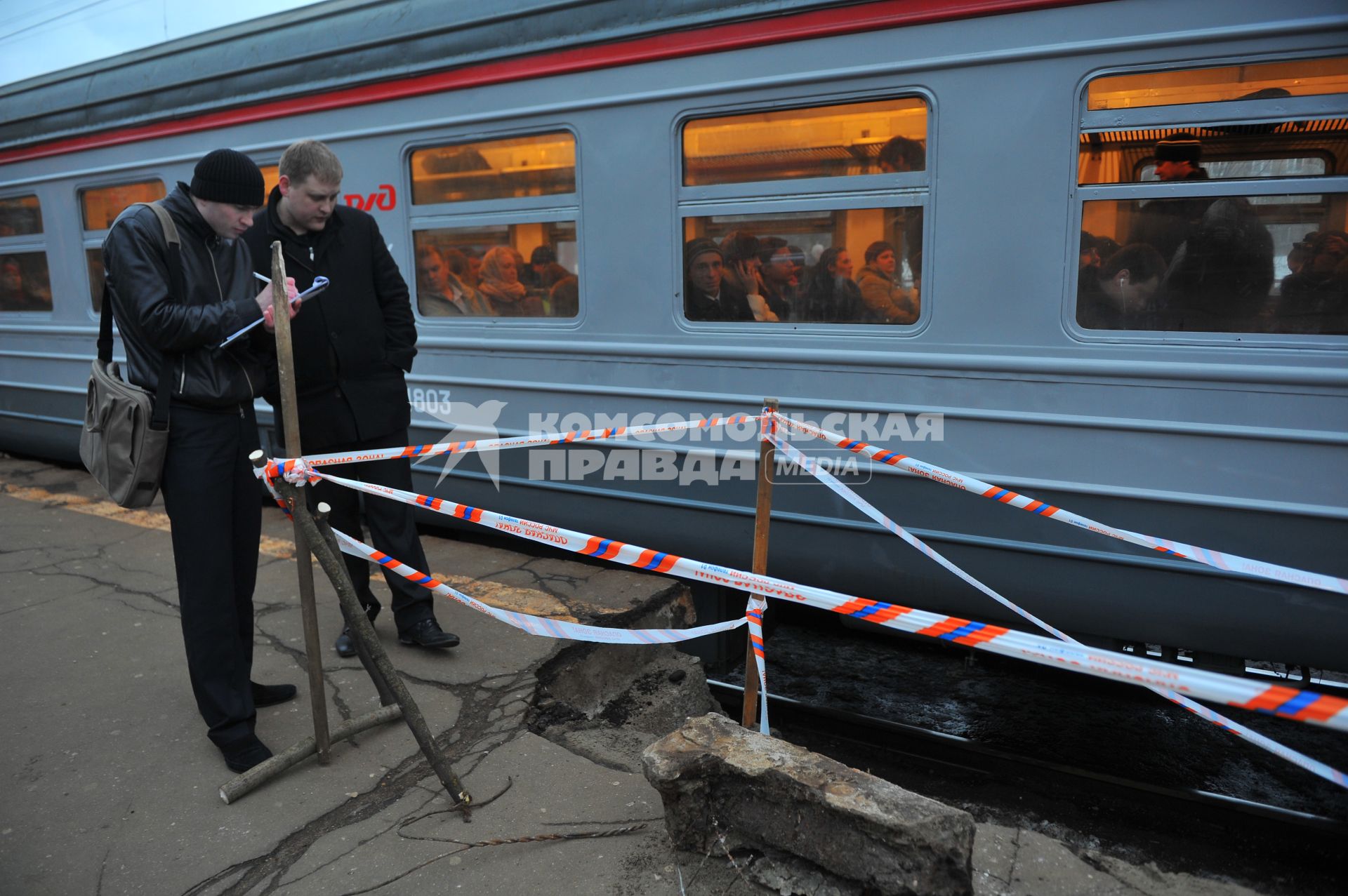 На железнодорожной станции в подмосковном Долгопрудном обрушилась плита платформы. На снимке: составление акта о происшествии на месте ЧП.