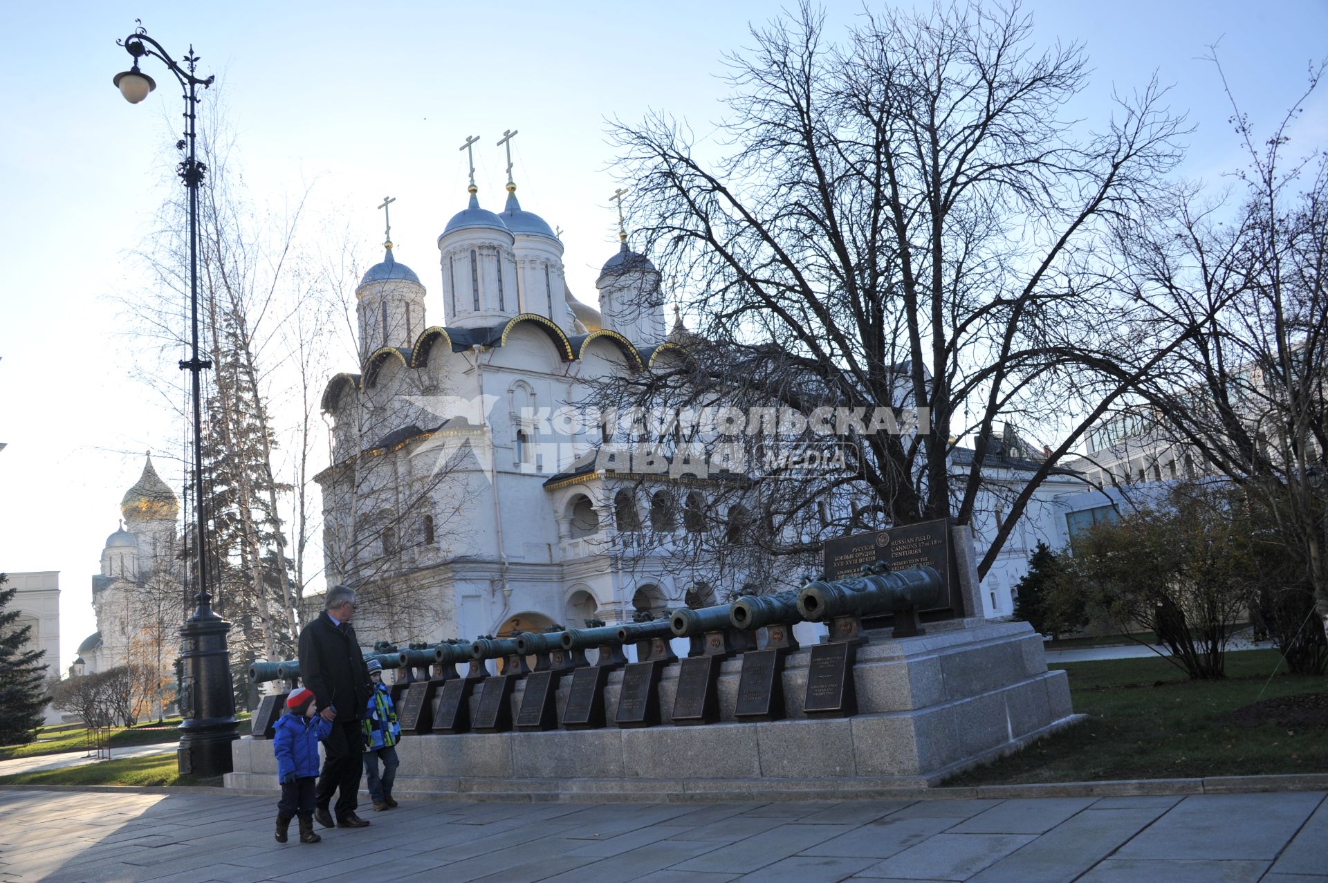 Московский Кремль. На снимке: старинные орудия у стен Арсенала.