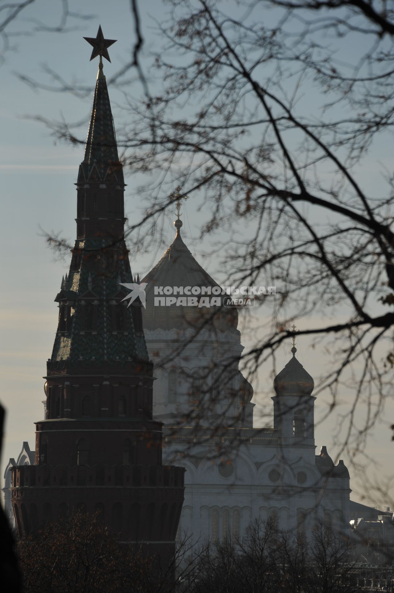 Московский Кремль. На снимке: Храм Христа Спасителя (справа).