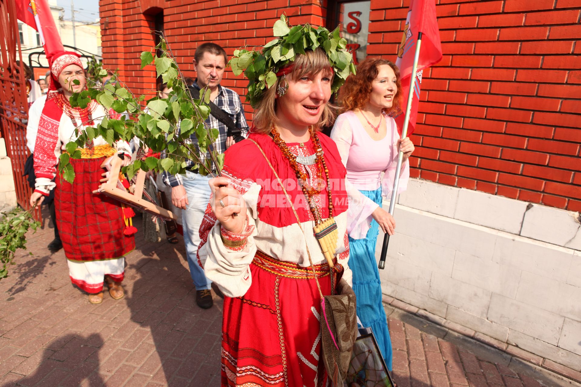 День русского языка. На снимке: люди в образе древних русичей шествуют к саду Эрмитаж.