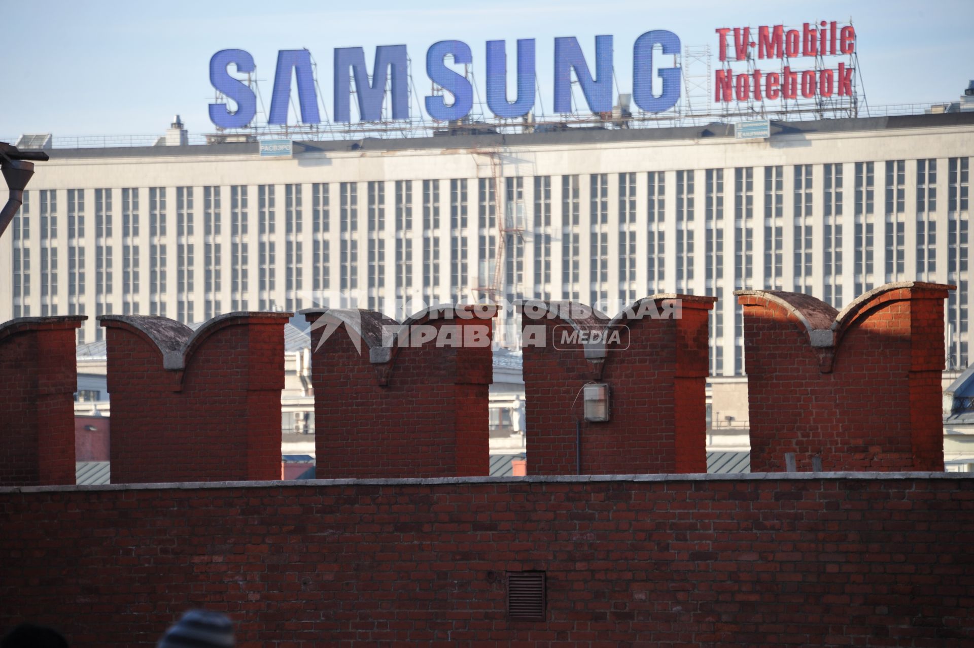 Рекламная вывеска Samsung на крыши Российской государственной библиотеки