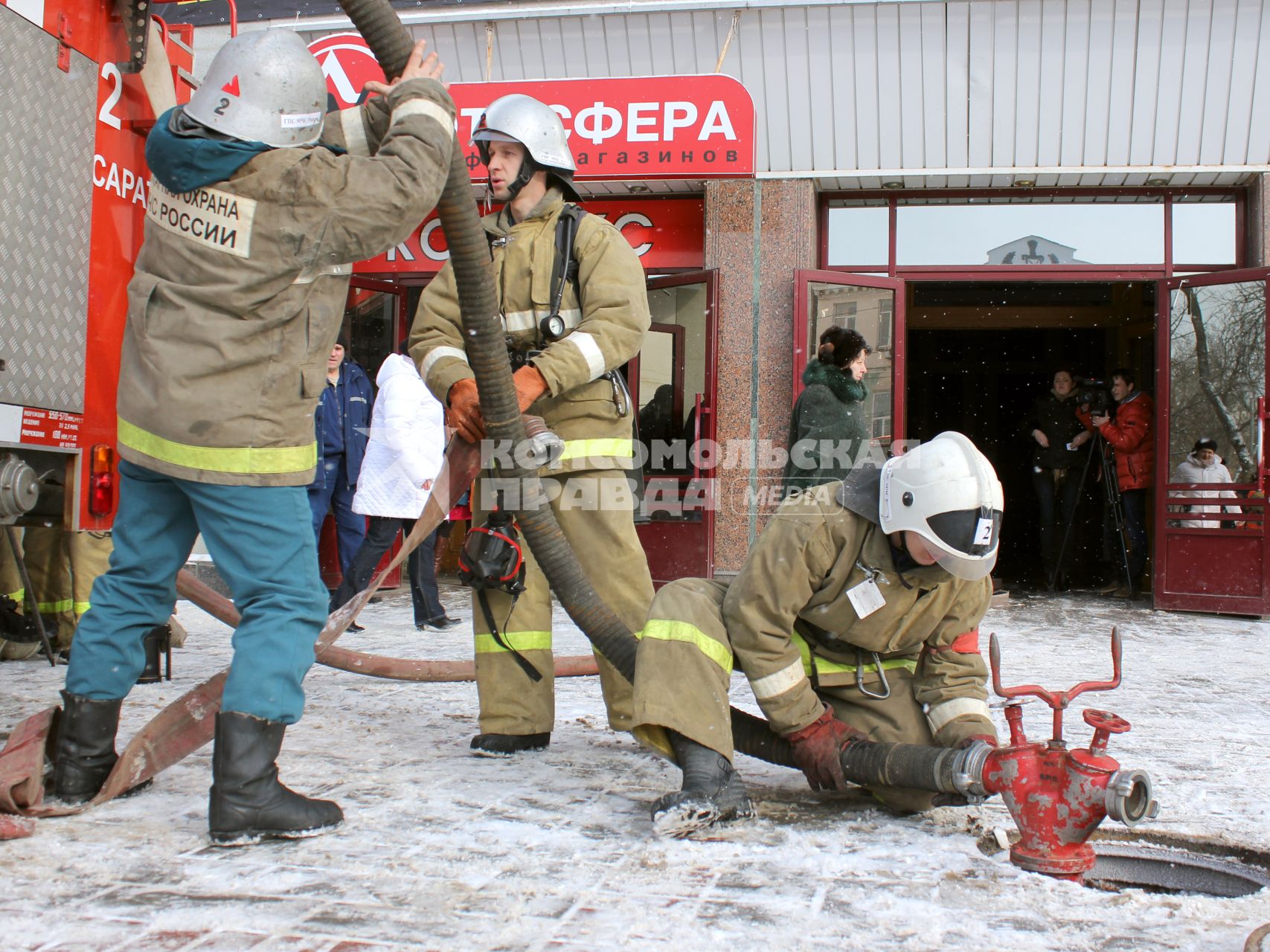 Пожарные подключают пожарный гидрант.