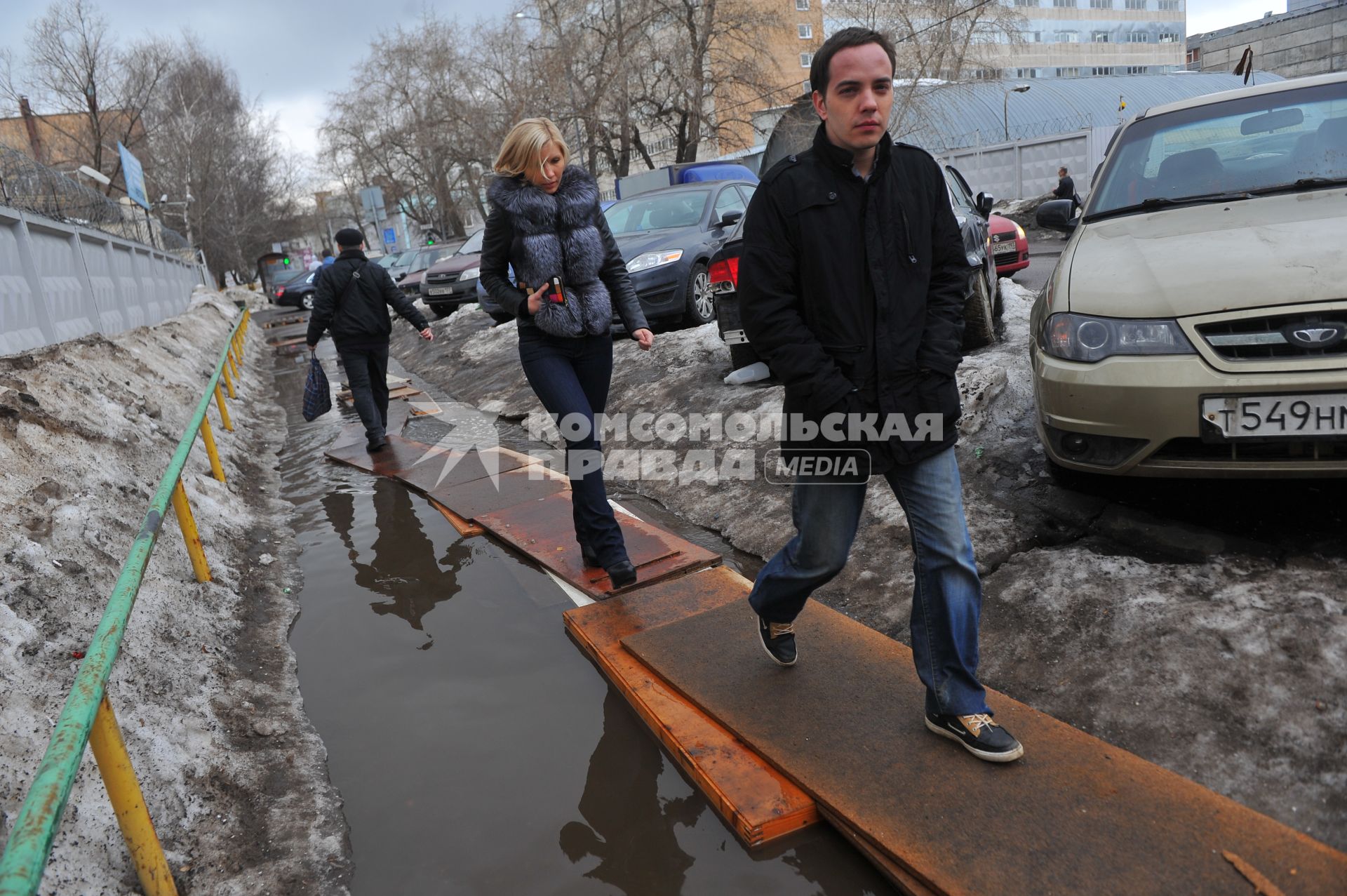 Оттепель. Таяние снега.